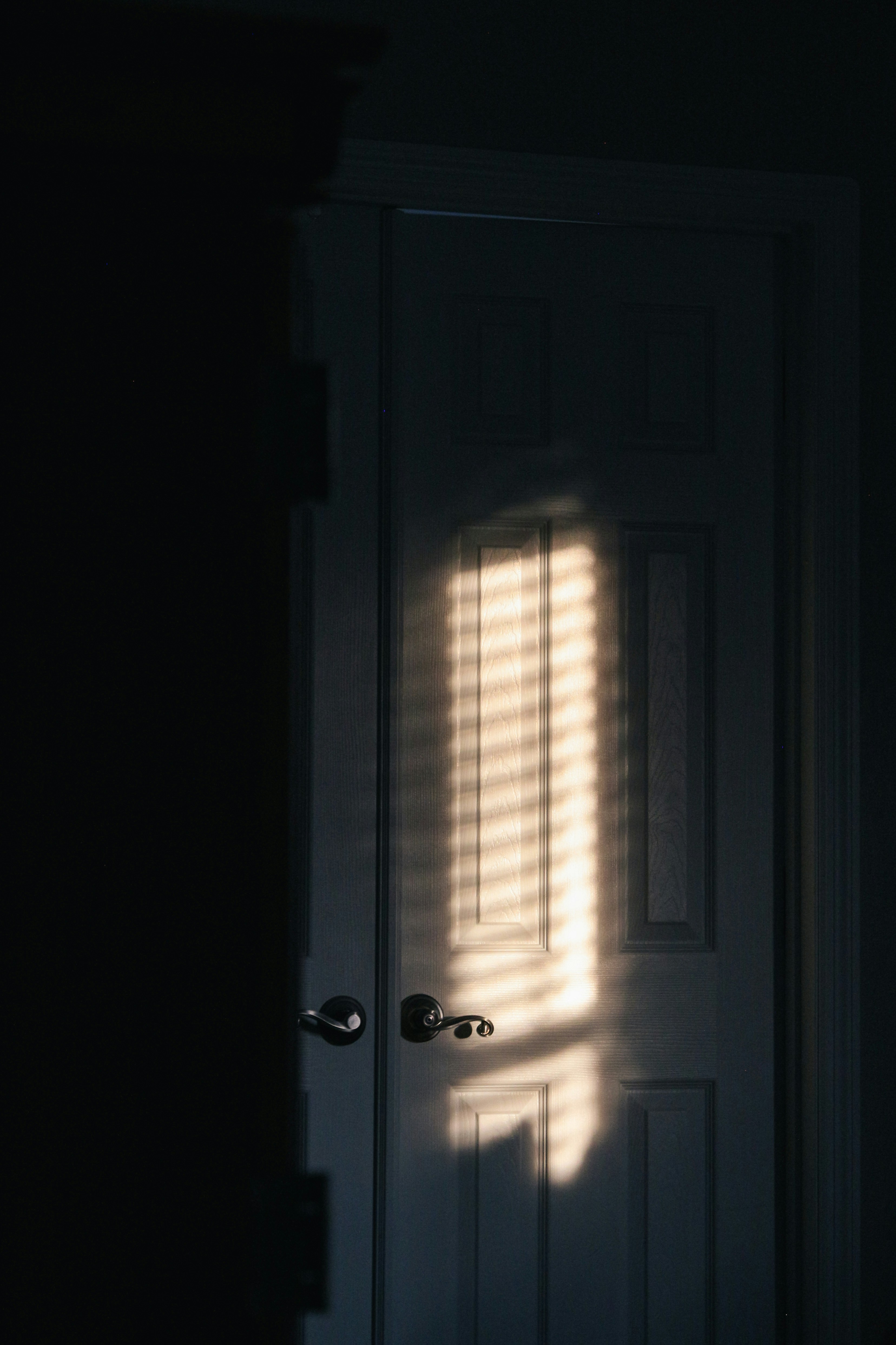 La puerta de un dormitorio cerrada | Fuente: Unsplash