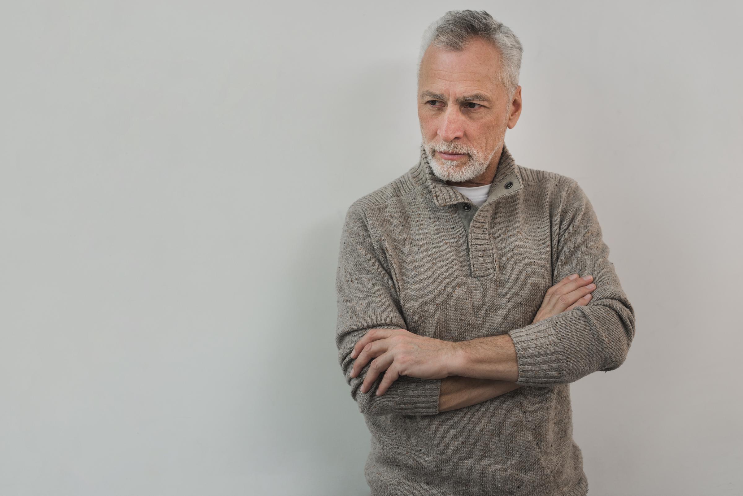 Un hombre estresado de pie | Fuente: Freepik