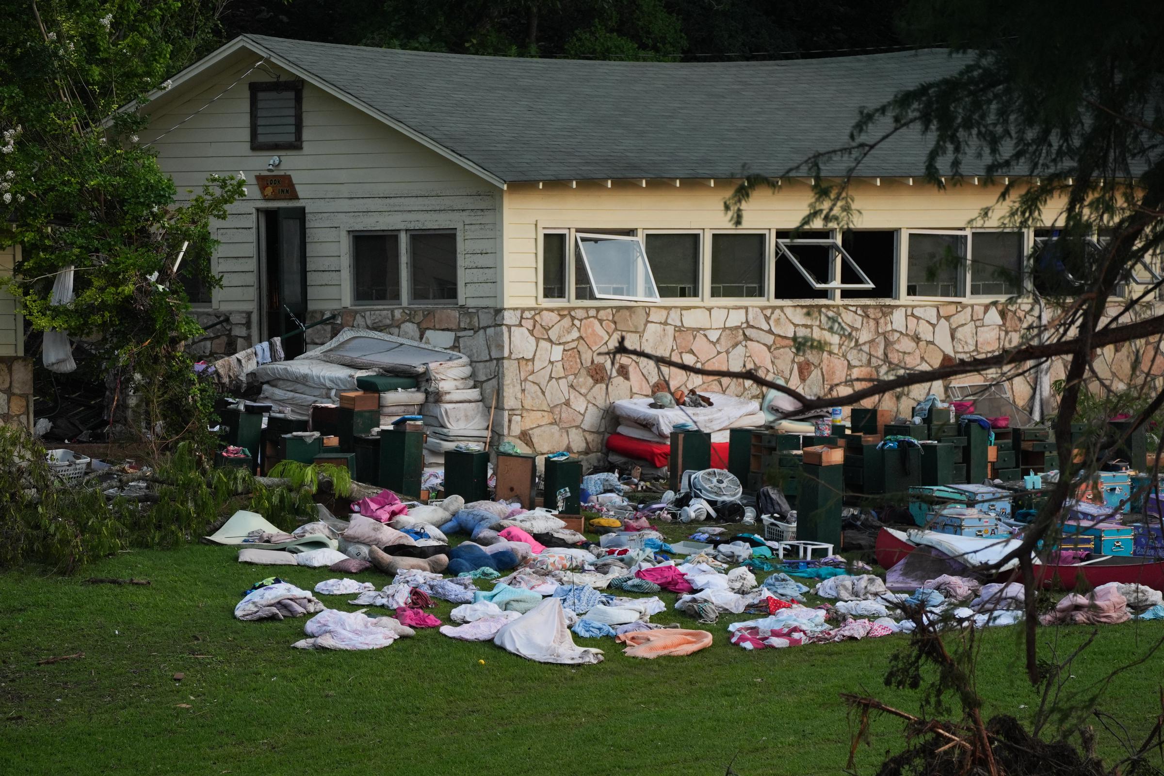 El lunes 7 de julio de 2025, se vieron camas, muebles y pertenencias personales esparcidas fuera de las cabañas inundadas del Campamento Mystic, tras las devastadoras inundaciones repentinas que azotaron el centro de Texas, Estados Unidos. | Fuente: Getty Images.