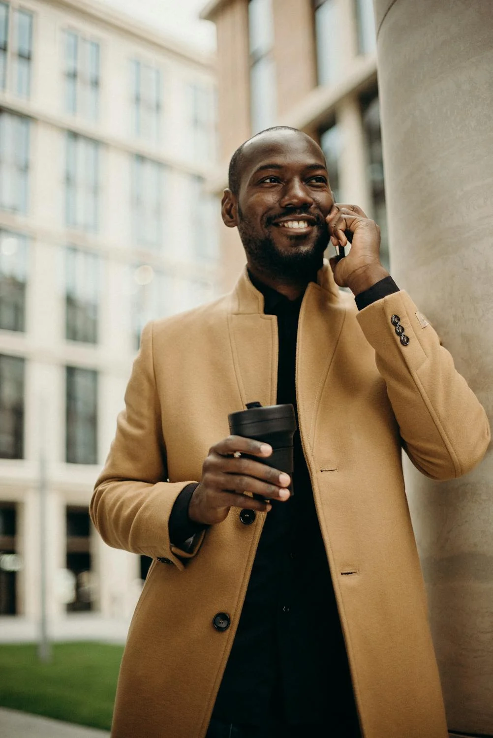 Un hombre sonriente hablando por teléfono | Fuente: Pexels