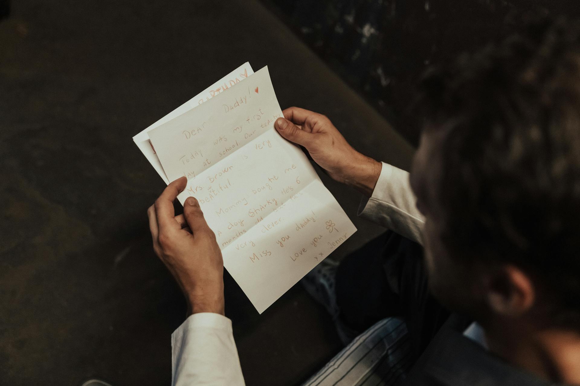 Un hombre leyendo una carta | Fuente: Pexels