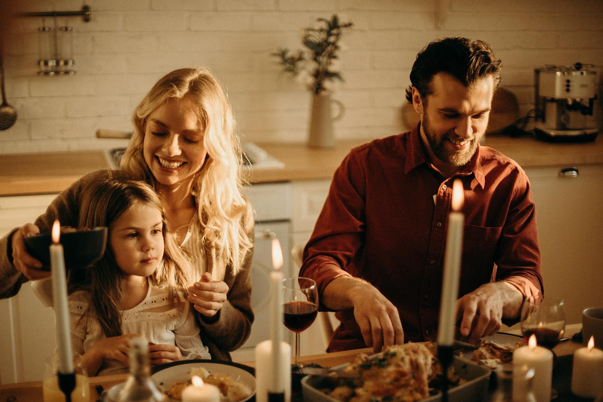 Una cena familiar | Fuente: Pexels