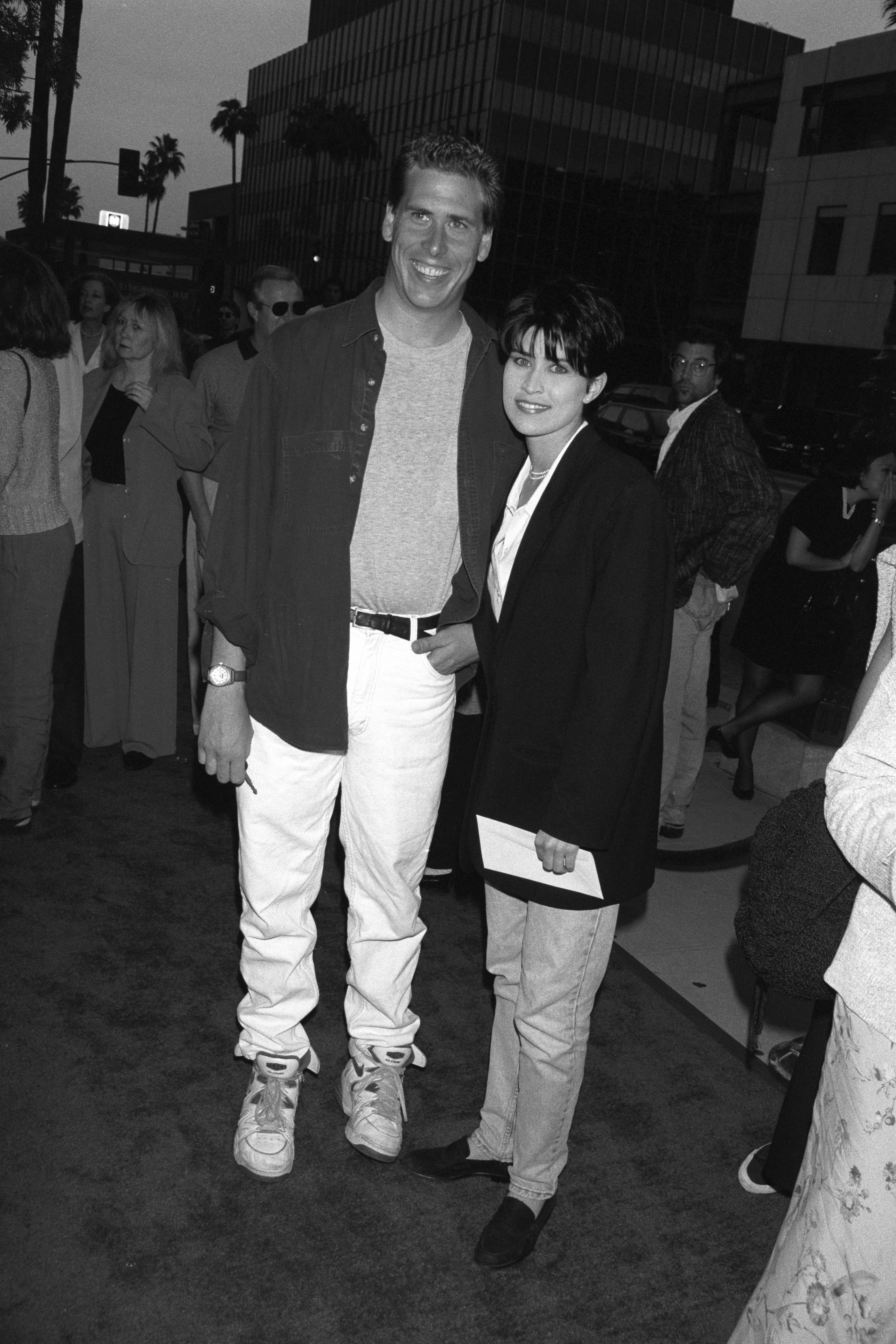 Philip McKeon y su hermana en el estreno de "Last Dance" el 24 de abril de 1996 en Los Ángeles, California | Fuente: Getty Images