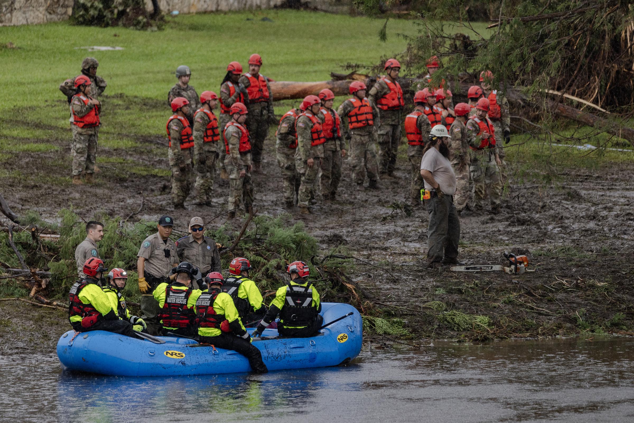 Los equipos de búsqueda y rescate excavan entre los escombros en busca de supervivientes o restos de personas arrastradas por las inundaciones repentinas en Camp Mystic el 6 de julio de 2025 en Hunt, Texas. | Fuente: Getty Images