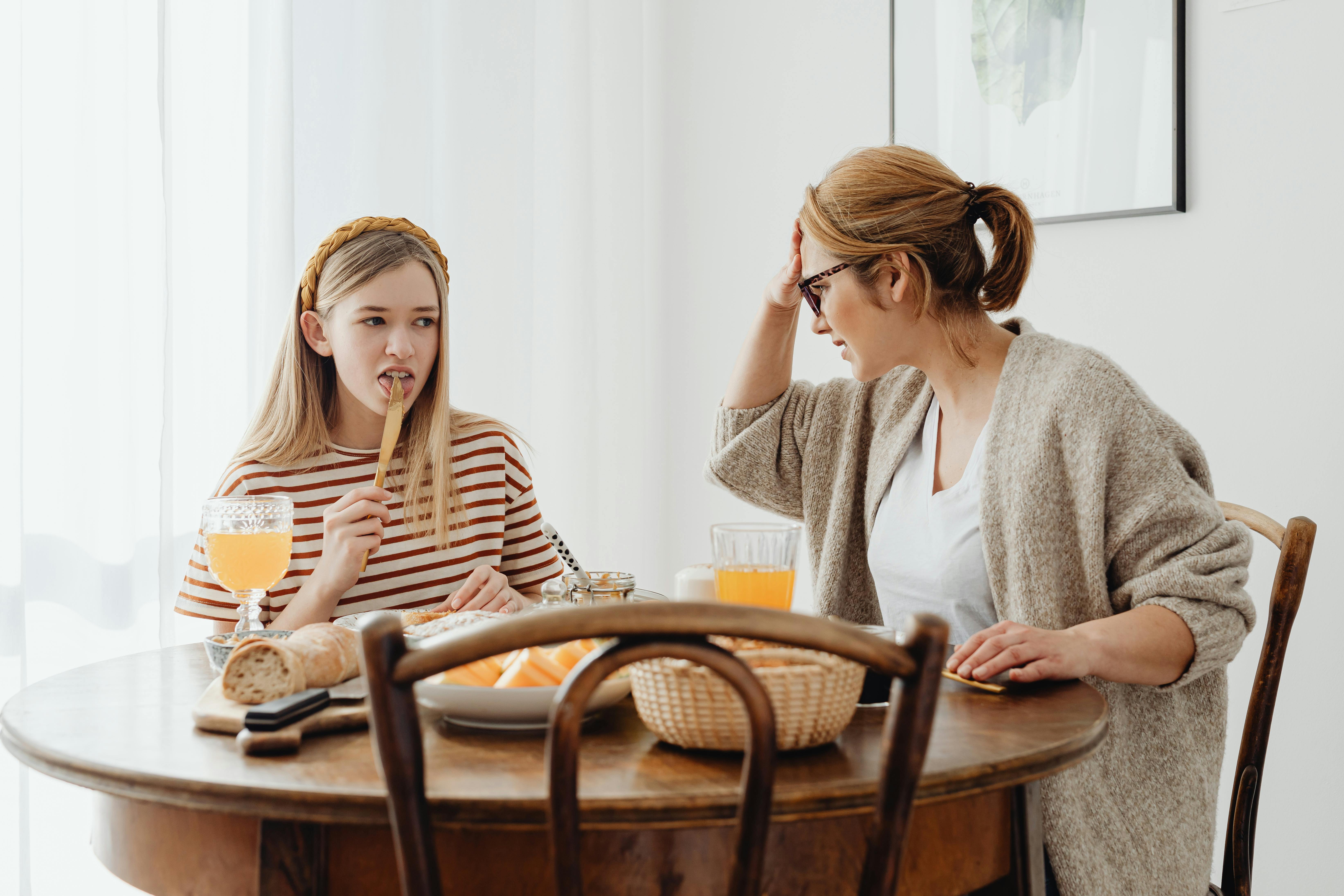 Una chica molesta con su mamá | Fuente: Pexels
