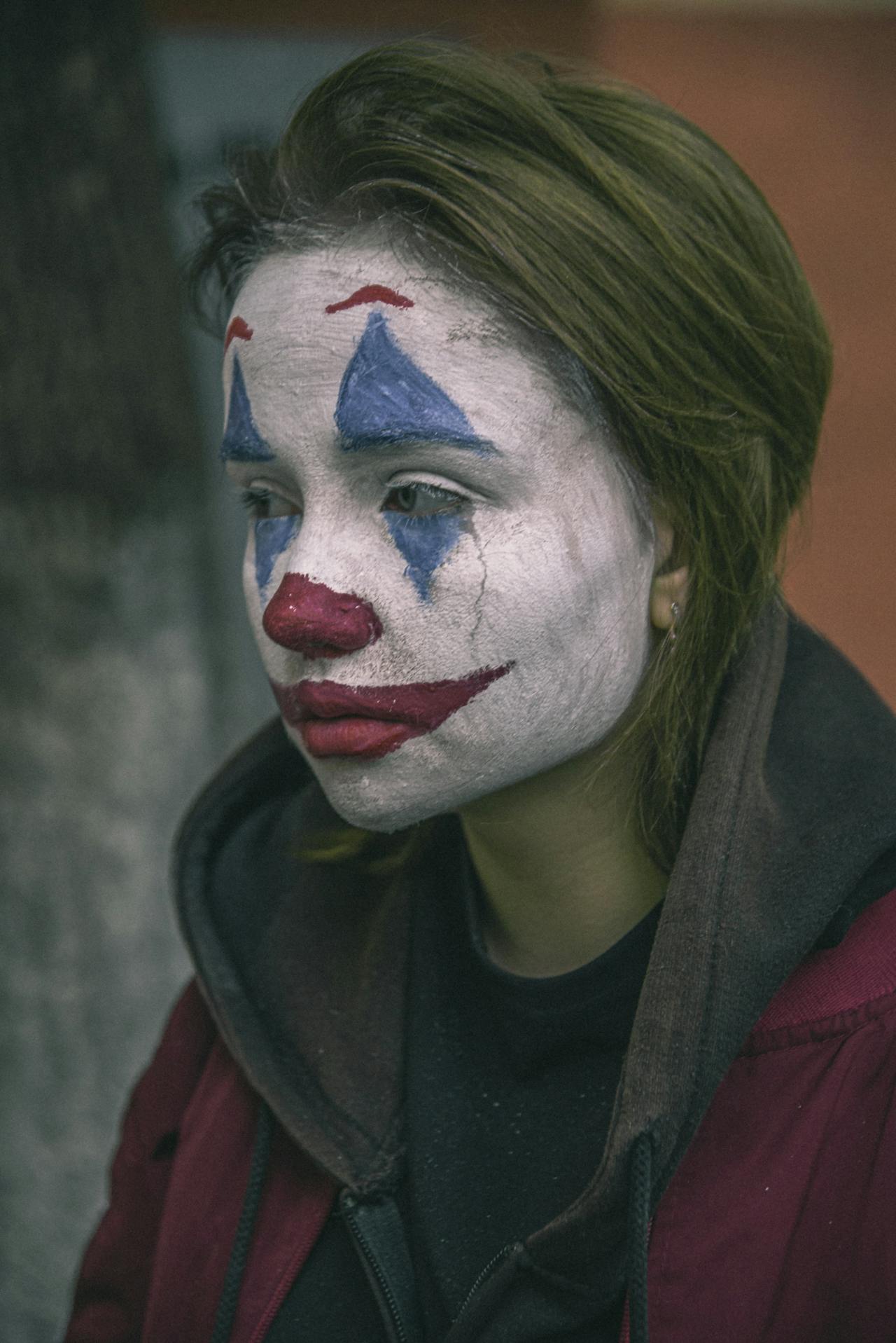 Una mujer angustiada con la cara pintada para representar a un payaso | Fuente: Pexels