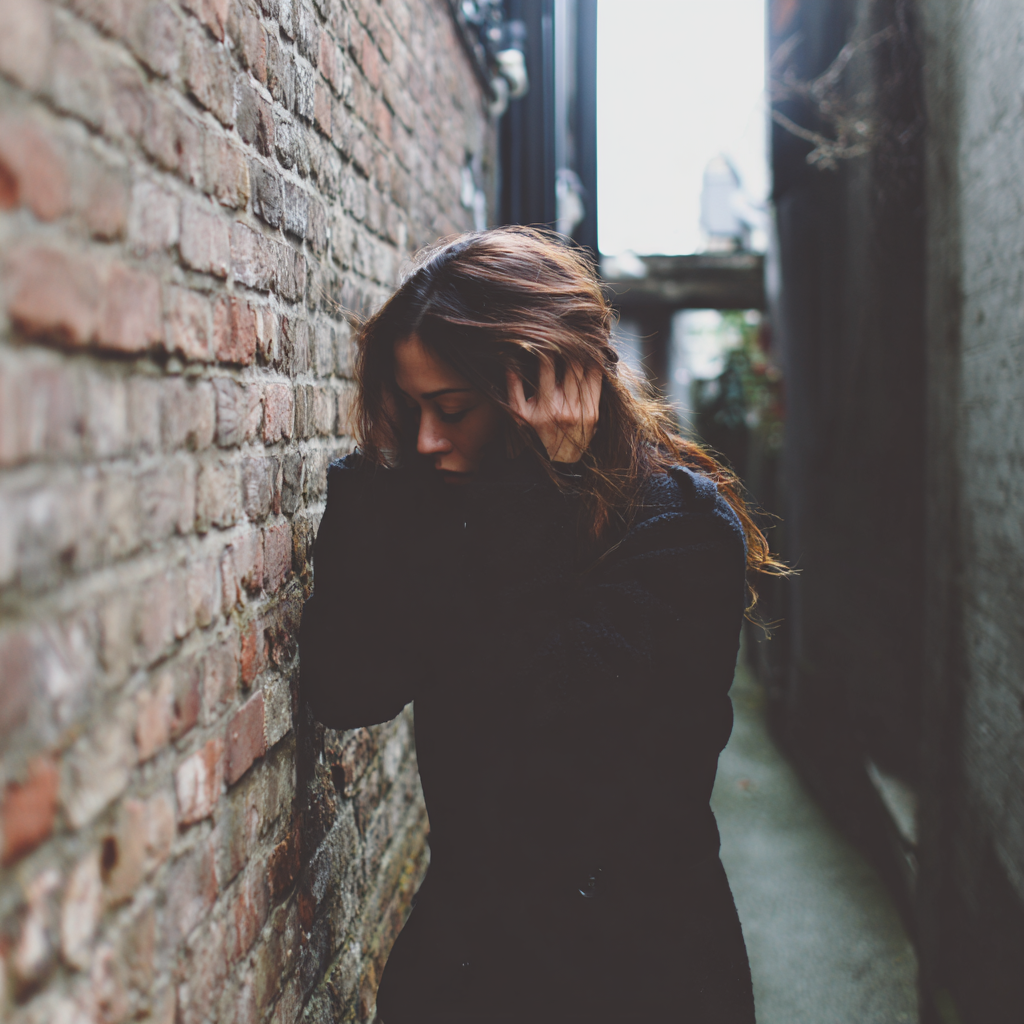 Una mujer sujetándose la cabeza | Fuente: Midjourney