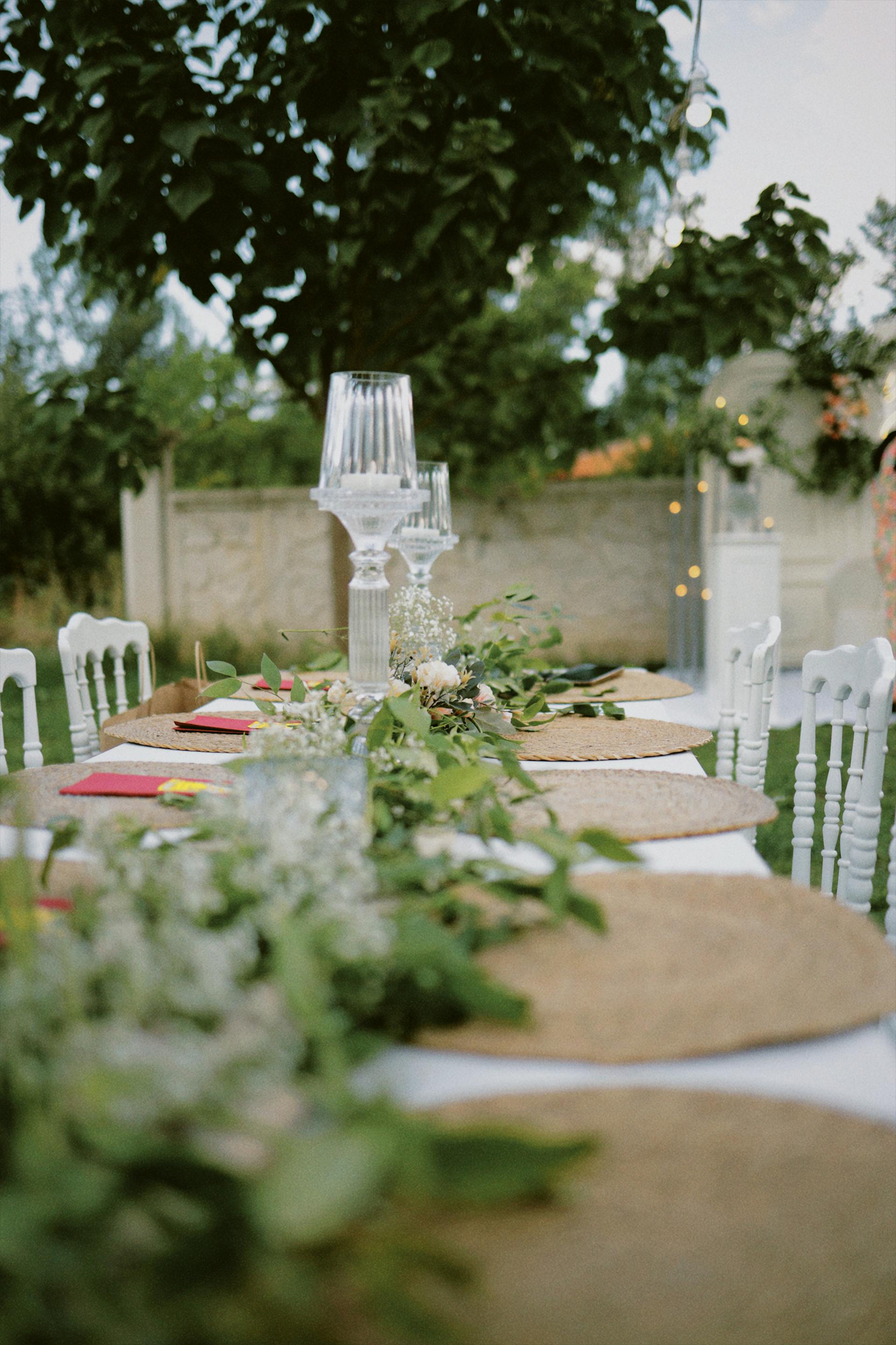 Una mesa en una boda al aire libre | Fuente: Pexels