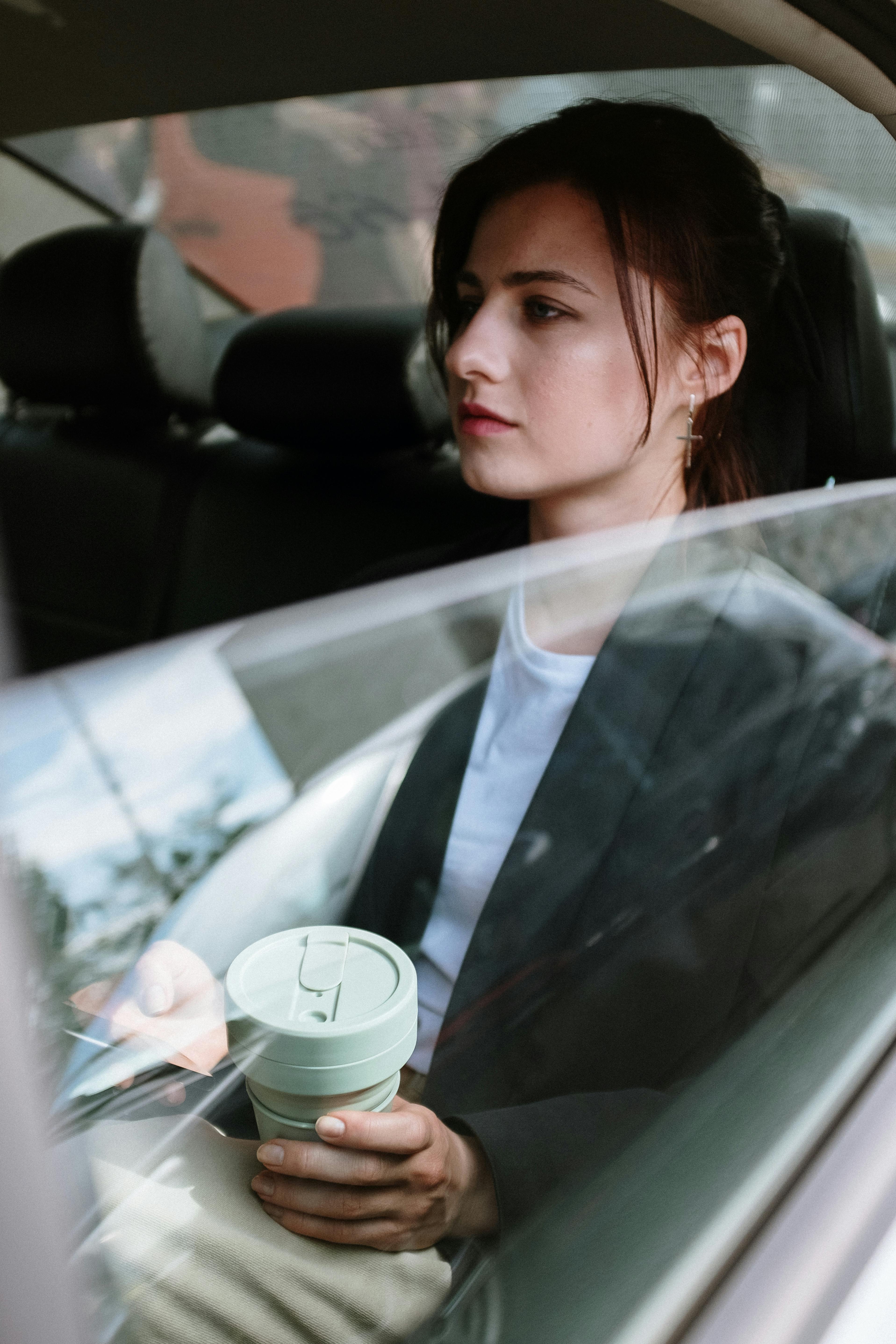 Una mujer en el asiento trasero de un automóvil | Fuente: Pexels