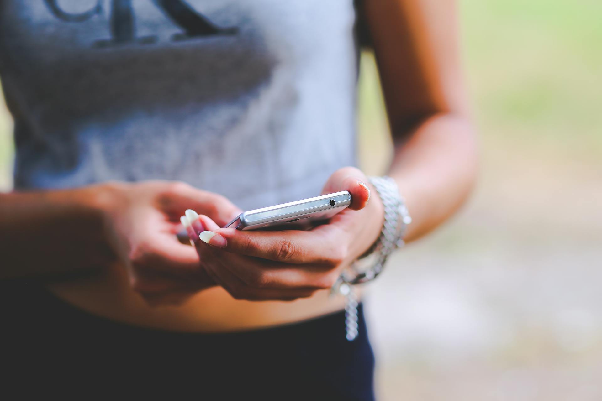 Una mujer tecleando en su teléfono | Fuente: Pexels