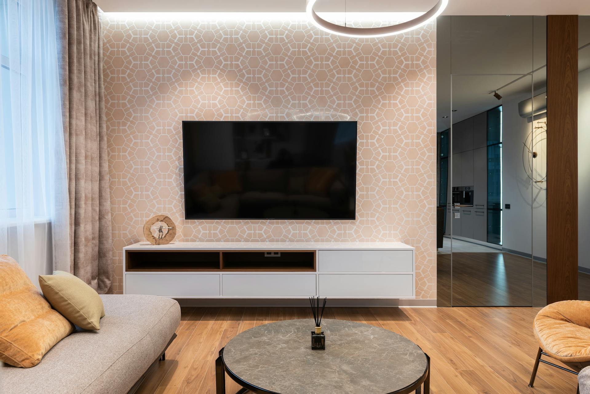 Un televisor en un salón moderno | Fuente: Pexels