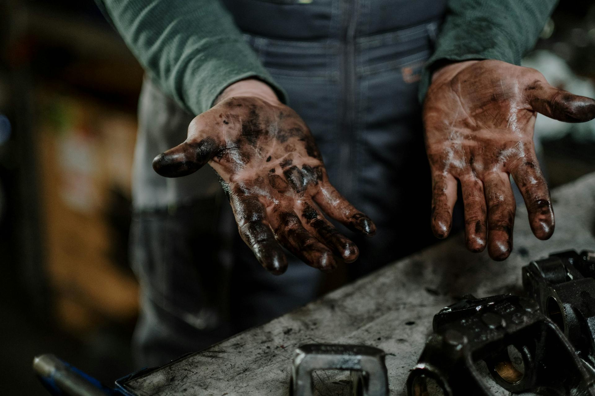 Un hombre mostrando sus manos grasientas | Fuente: Pexels