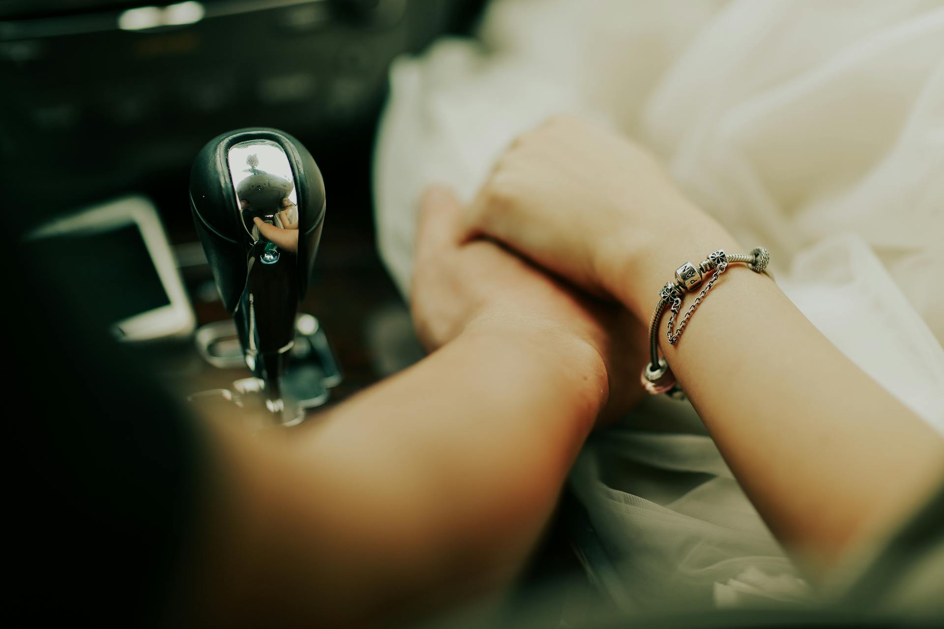 Una pareja sentada en el Automóvil y cogida de la mano | Fuente: Pexels