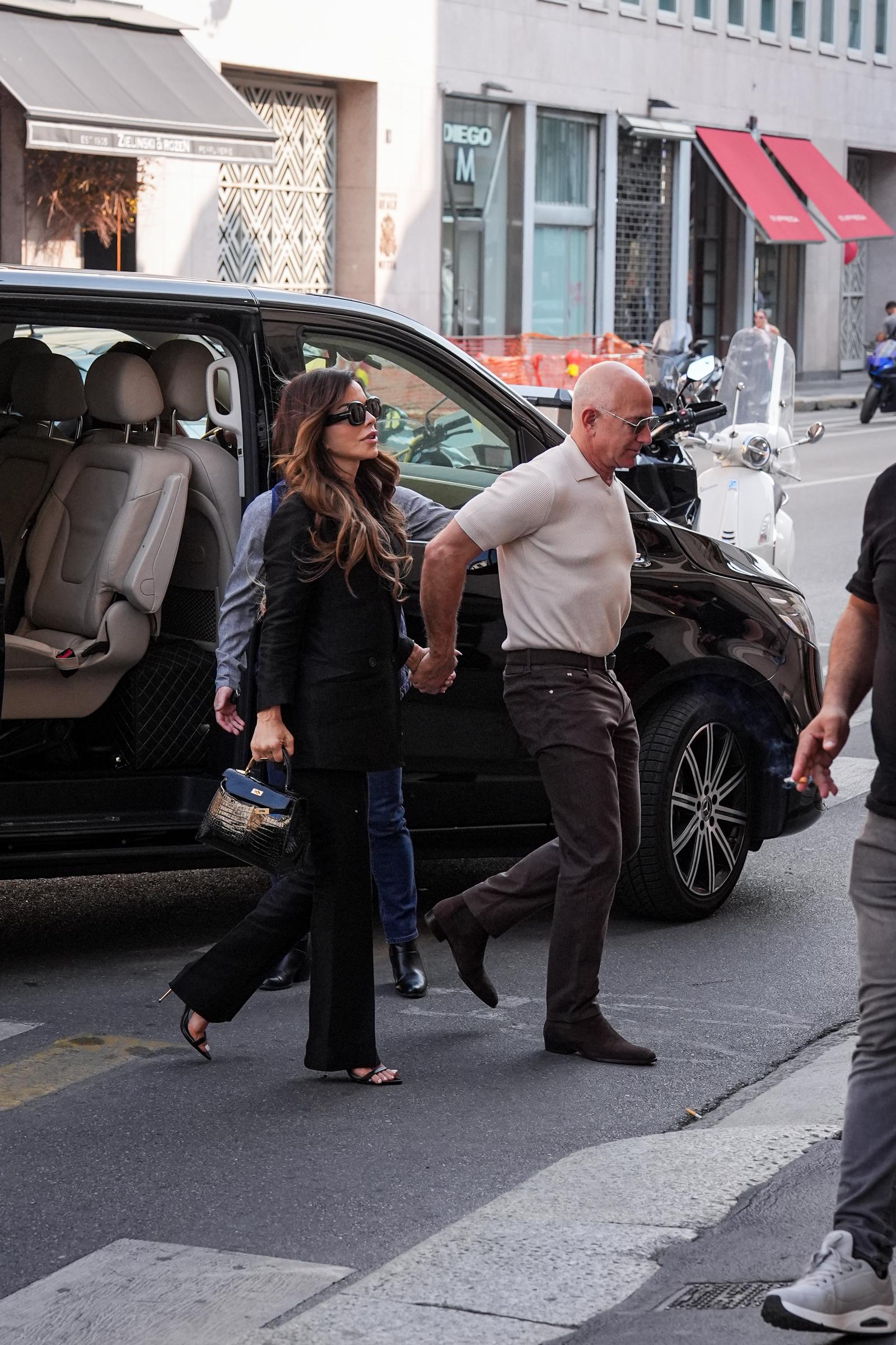 Jeff Bezos y Lauren Sanchez vistos llegando al Dolce & Gabbana Martini Bar de Milán el 8 de junio de 2025, días antes de su boda | Fuente: Getty Images