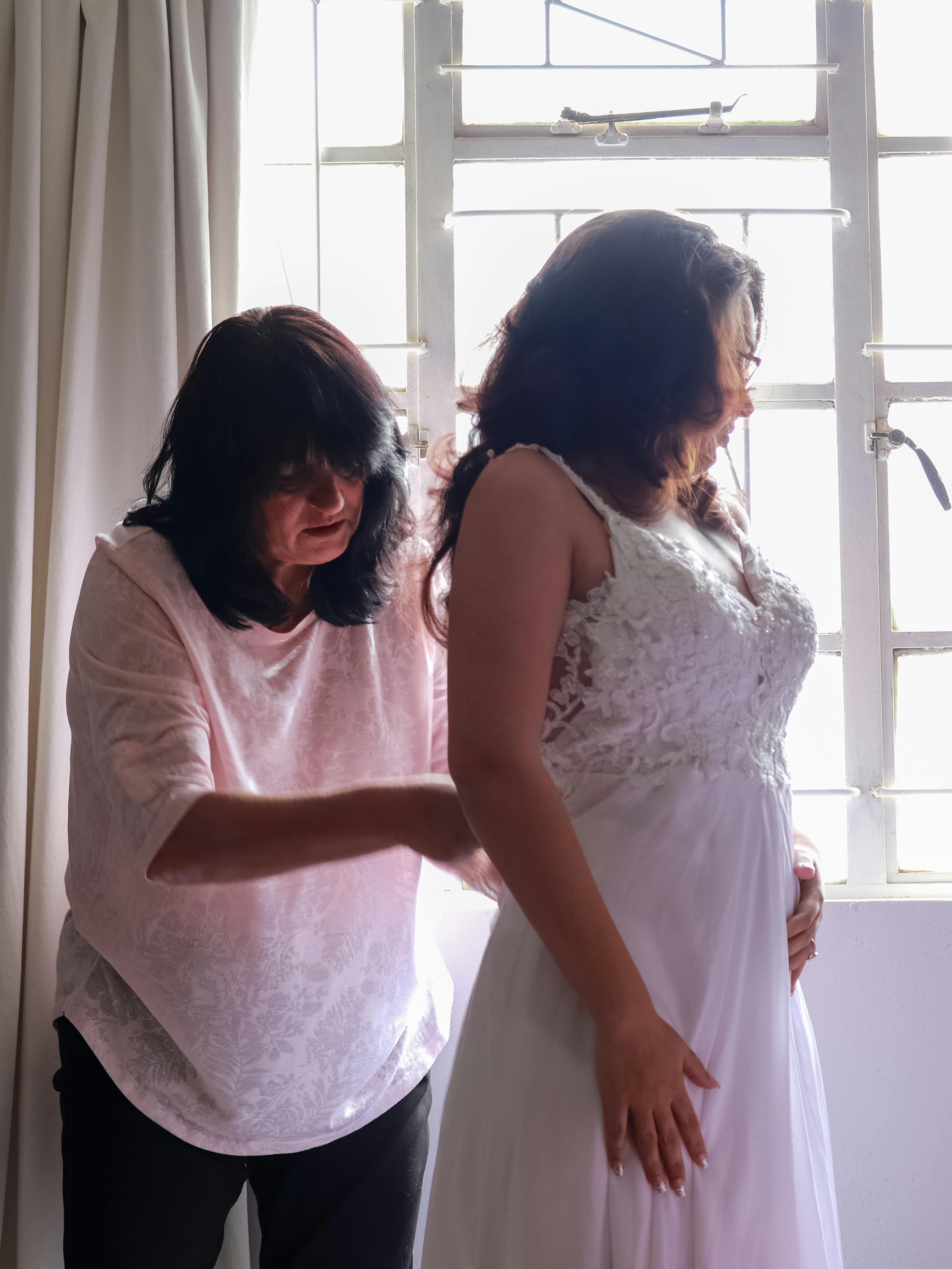 Una novia probándose su vestido de novia | Fuente: Pexels