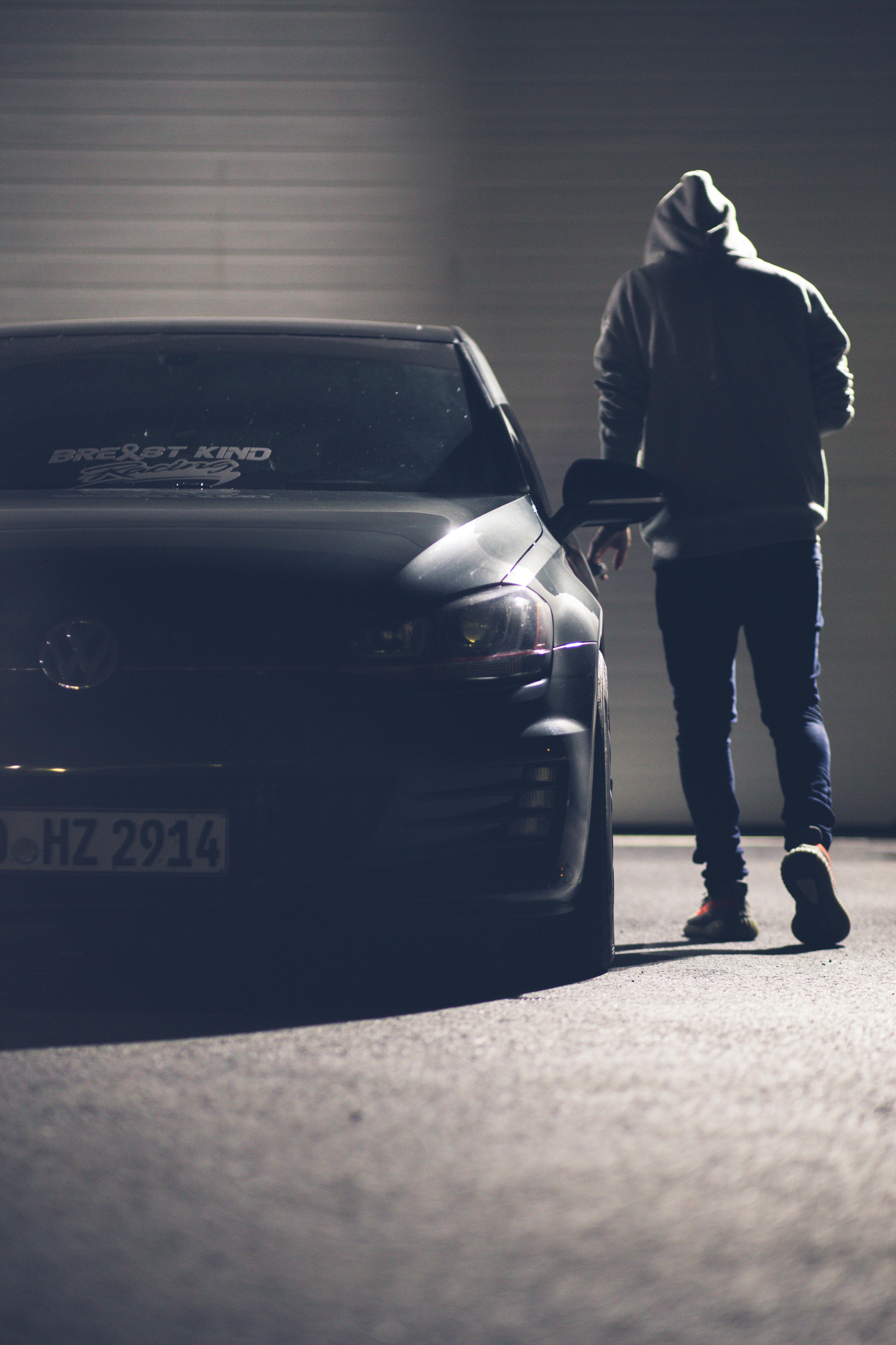 Un hombre caminando hacia un automóvil | Fuente: Pexels