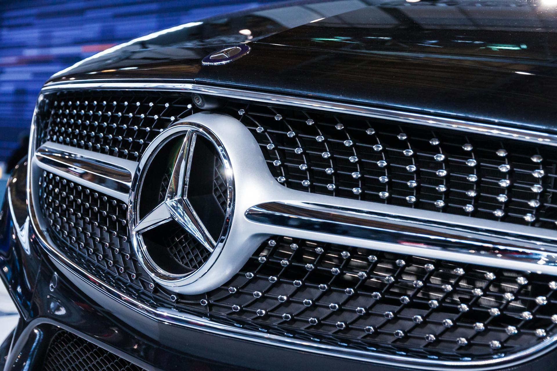 Un logotipo de Mercedes | Fuente: Pexels