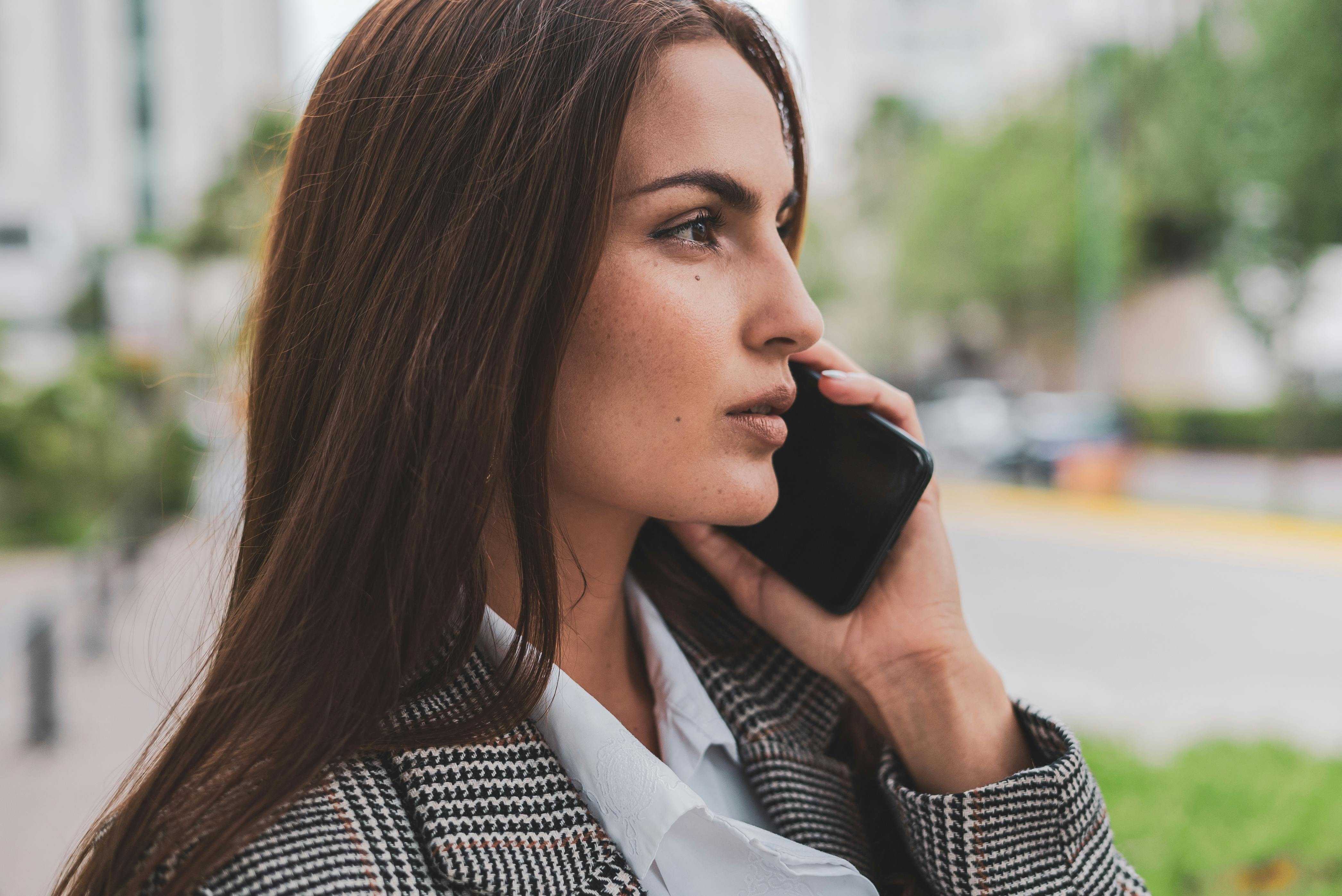Mujer en una llamada telefónica | Fuente: Pexels