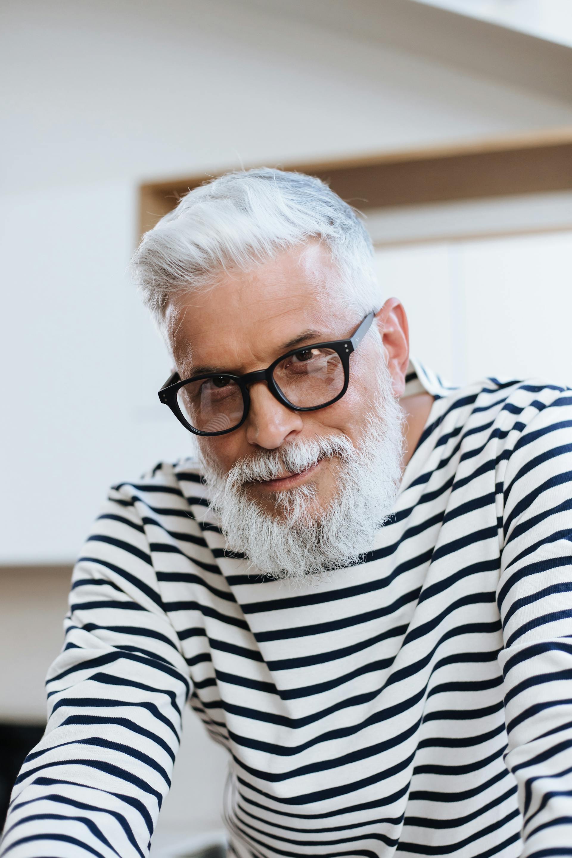 Un hombre mayor sonriendo | Fuente: Pexels