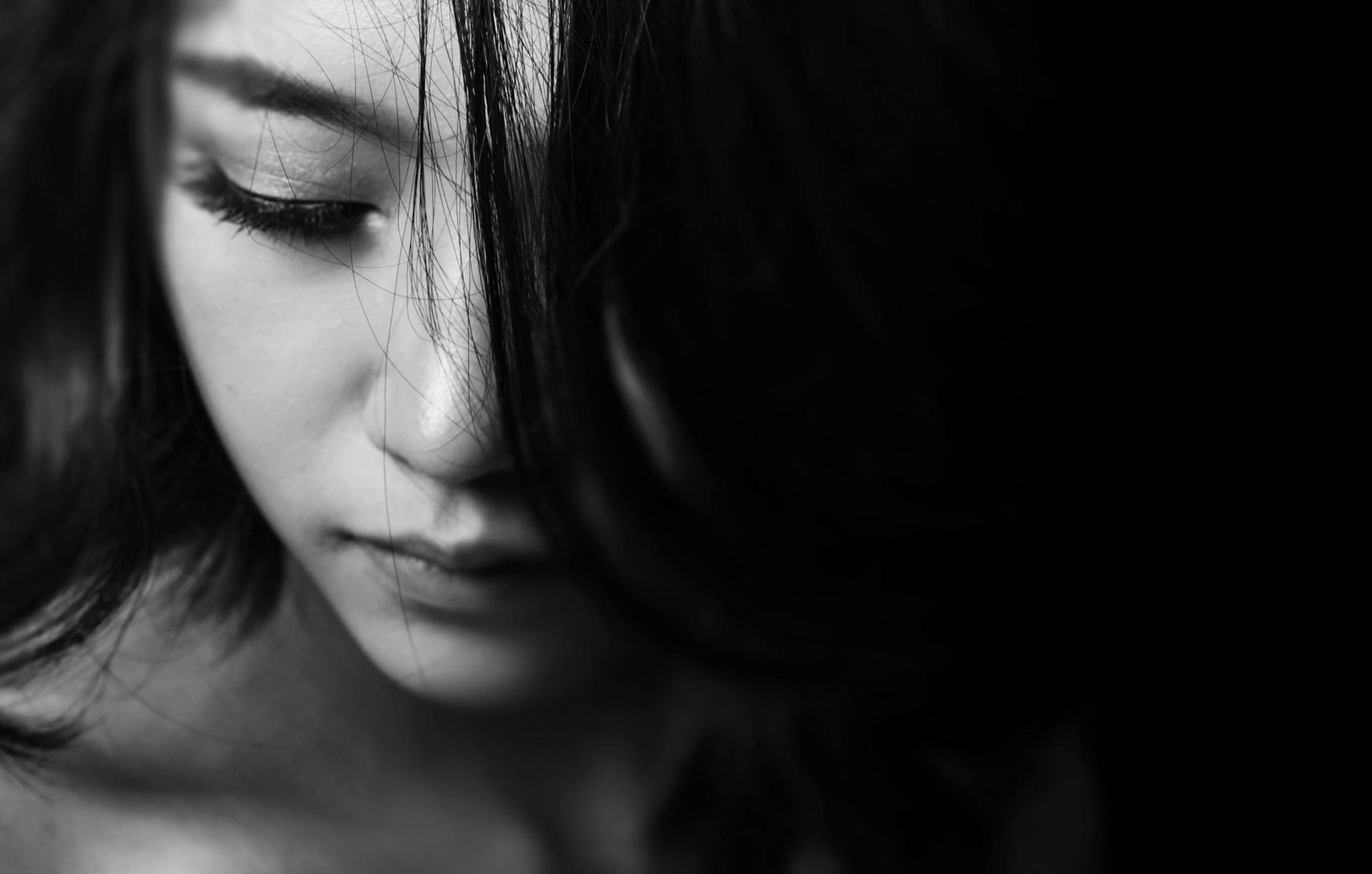 Una mujer triste y reflexiva | Fuente: Pexels