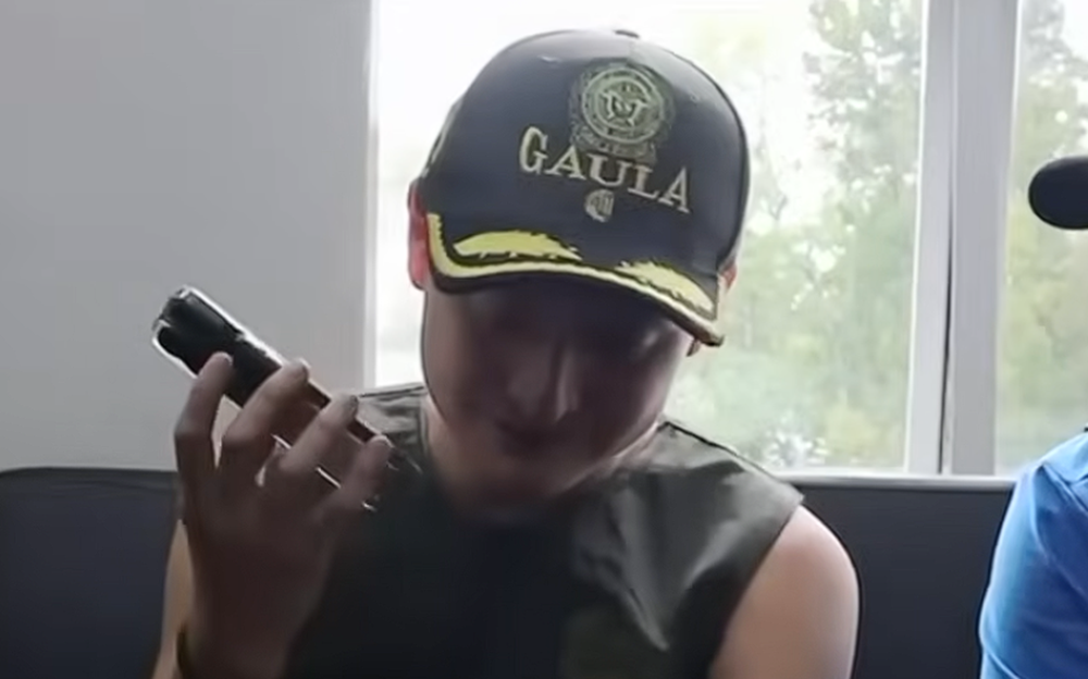 Miguel Ayala tras su rescate en una llamada telefónica con su padre, Giovanny Ayala | Fuente: YouTube/Noticias Caracol