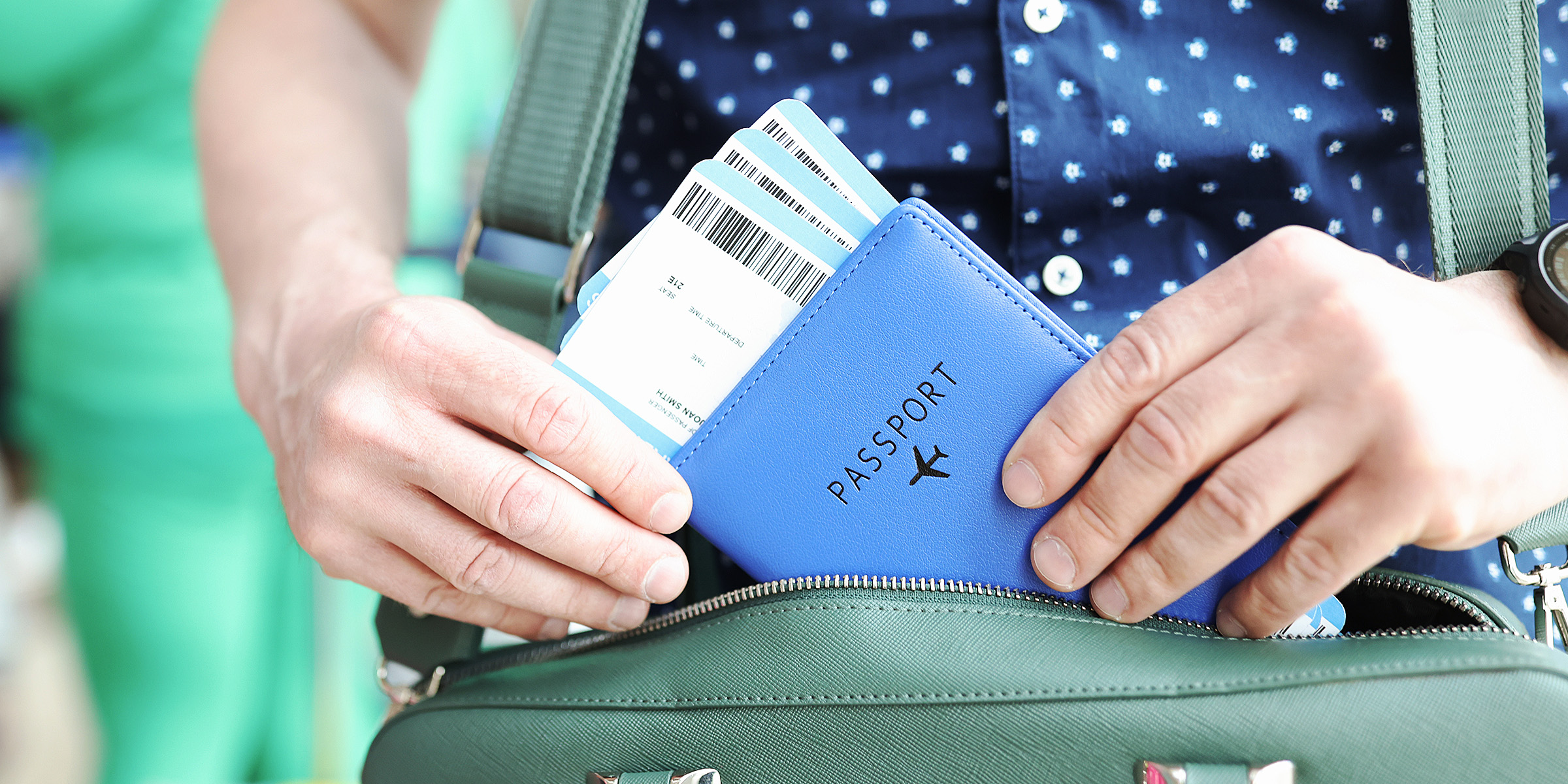 Una persona con una tarjeta de embarque y un pasaporte | Fuente: Shutterstock