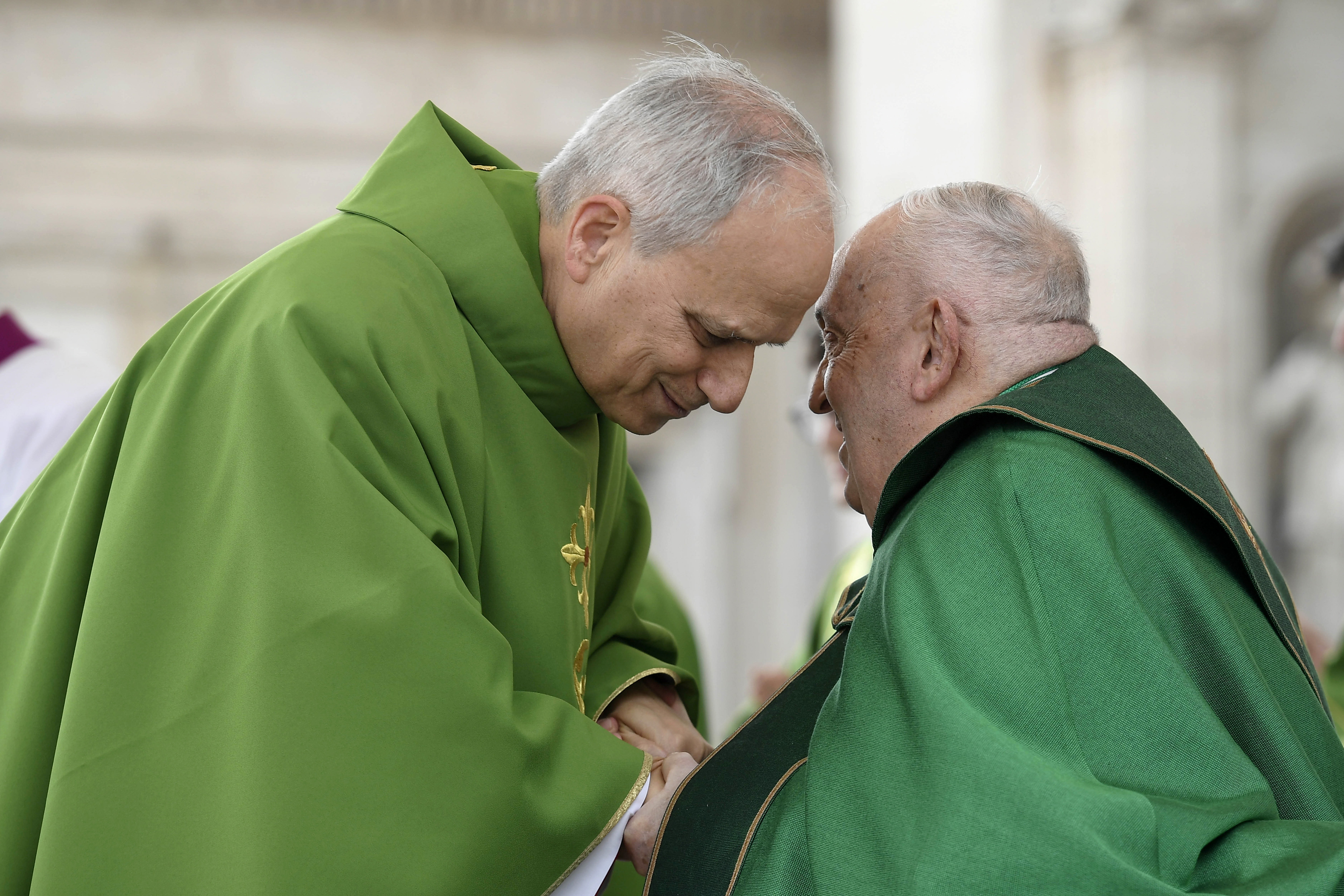 El papa Francisco saluda al cardenal estadounidense Robert Francis Prevost en la Plaza de San Pedro el 9 de febrero de 2025 | Fuente: Getty Images