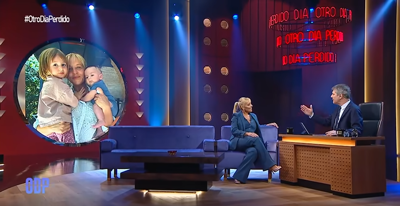 Jimena Monteverde mostrando una foto de sus nietos a Mario Pergolini en "Otro día perdido"  | Fuente: YouTube/eltrece