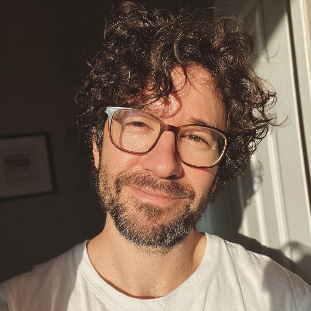 Un hombre sonriente y emocionado de pie junto a la puerta principal | Fuente: Midjourney