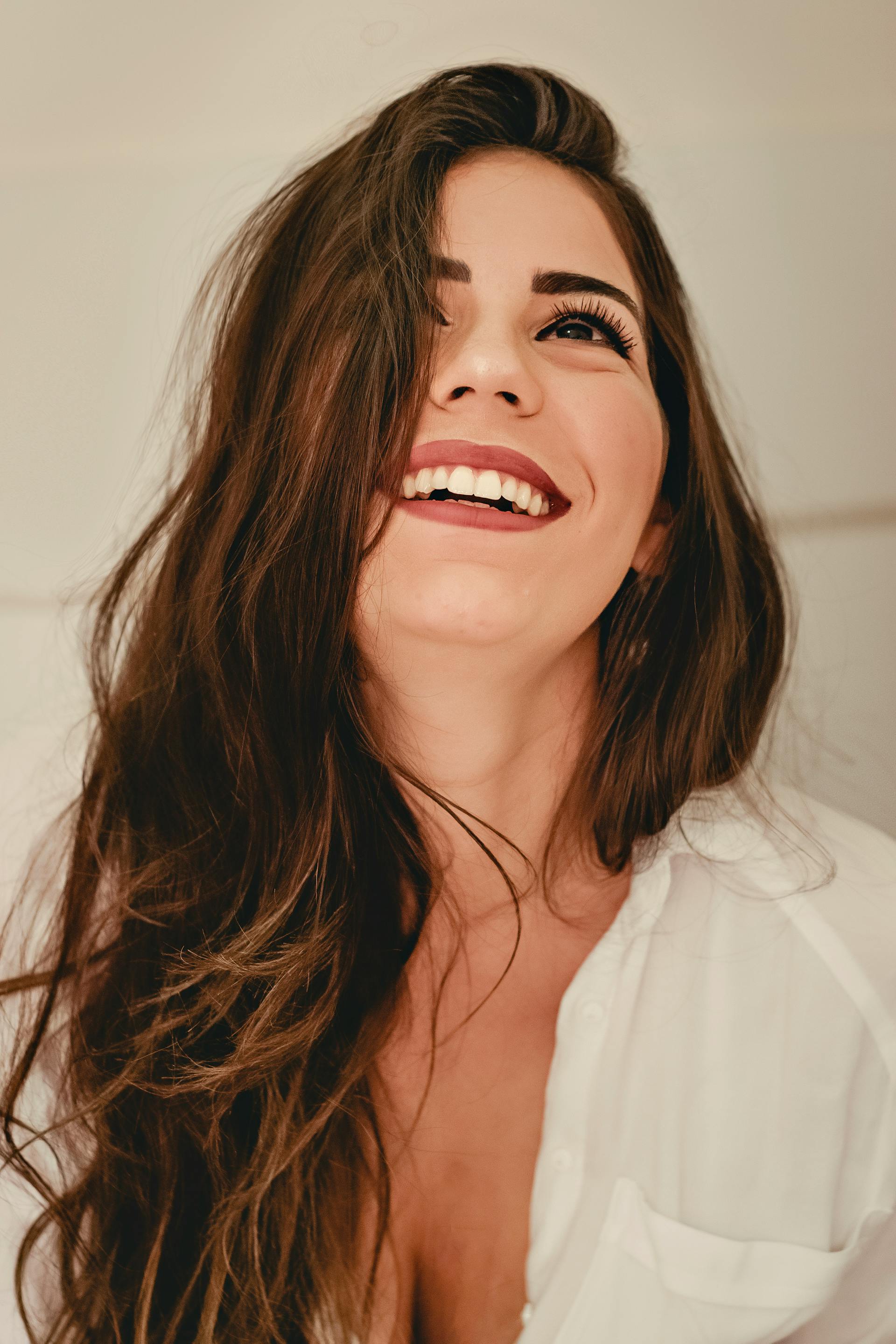Una mujer riendo | Fuente: Pexels