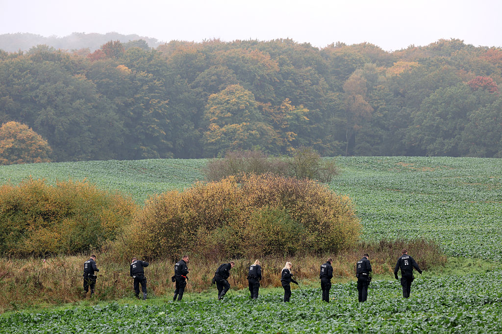 15 de octubre de 2025, Mecklemburgo-Pomerania Occidental, Klein Upahl: Agentes de policía peinan una amplia zona alrededor del lugar donde se encontró el cadáver de un niño el día anterior. Un examen médico forense debe aclarar si se trata de Fabian, desaparecido desde el viernes. | Fuente: Getty Images