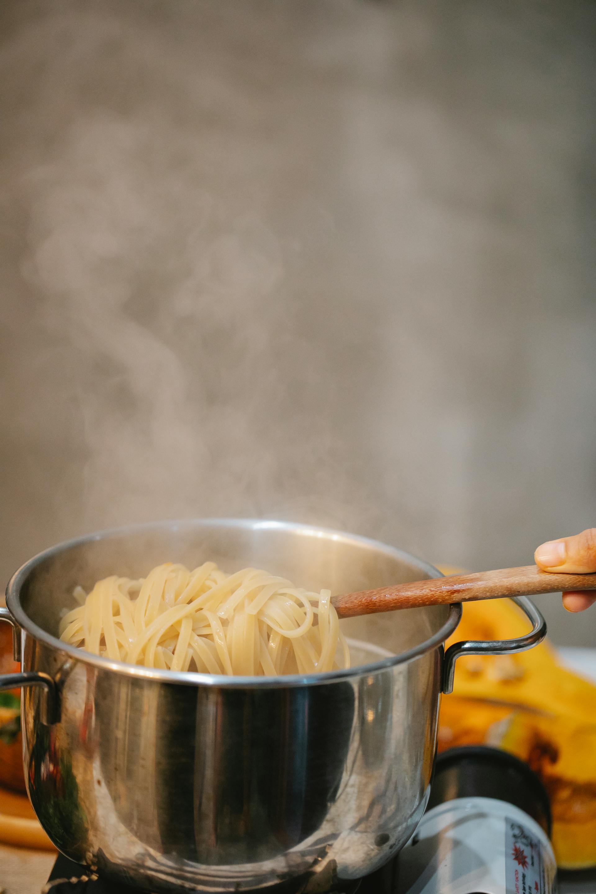 Una persona hirviendo pasta | Fuente: Pexels