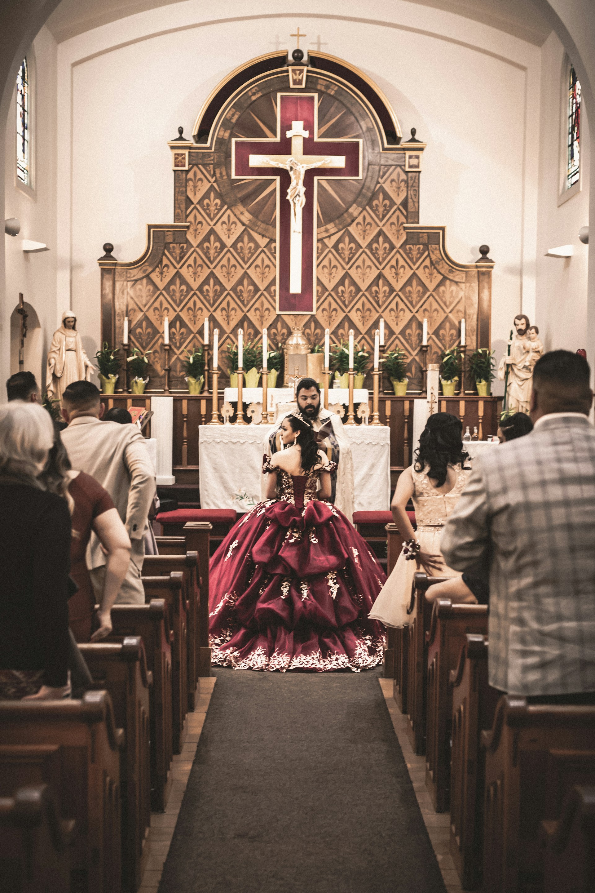 Una novia con un vestido rojo y dorado | Fuente: Unsplash