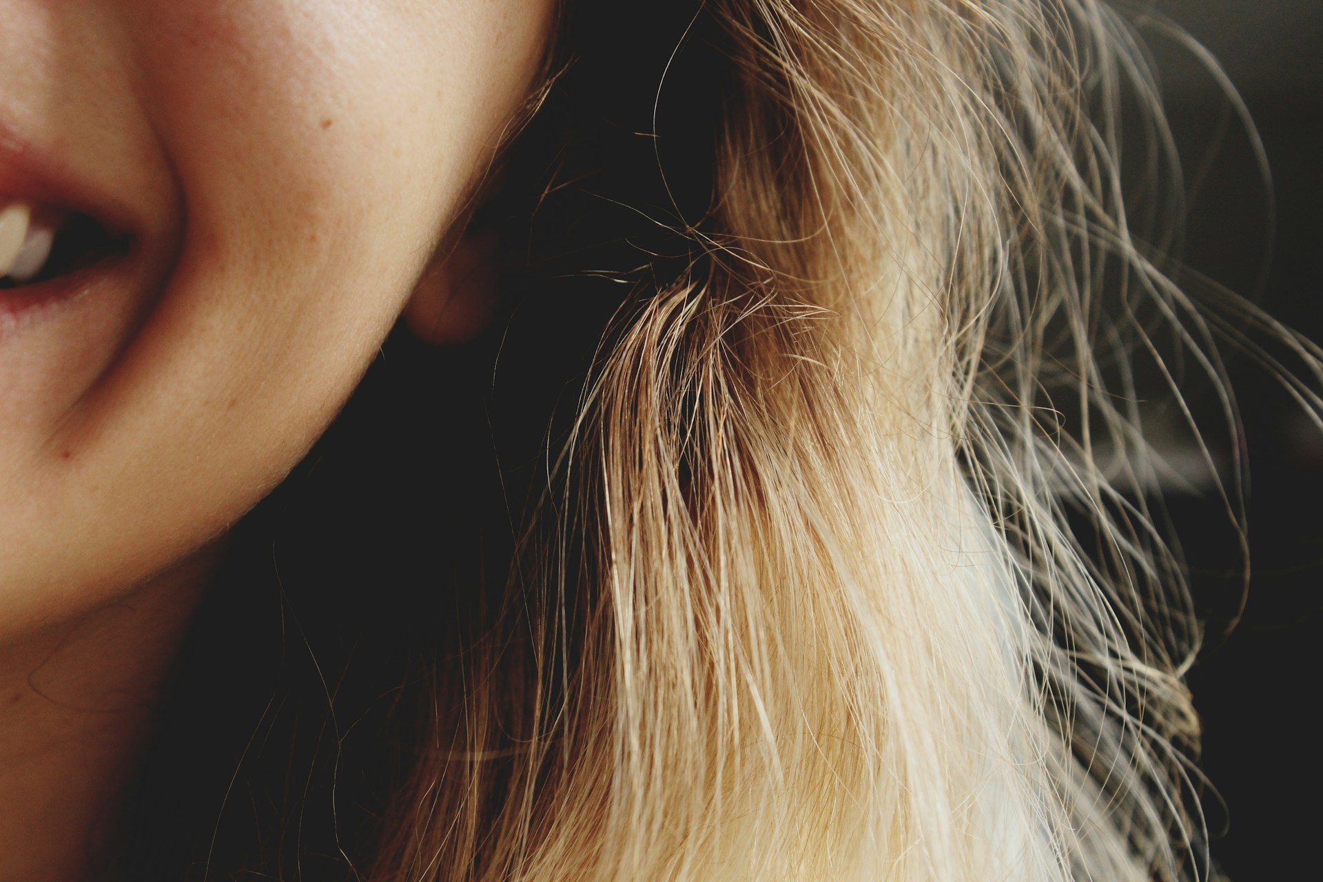 Primer plano de una mujer sonriente | Fuente: Unsplash