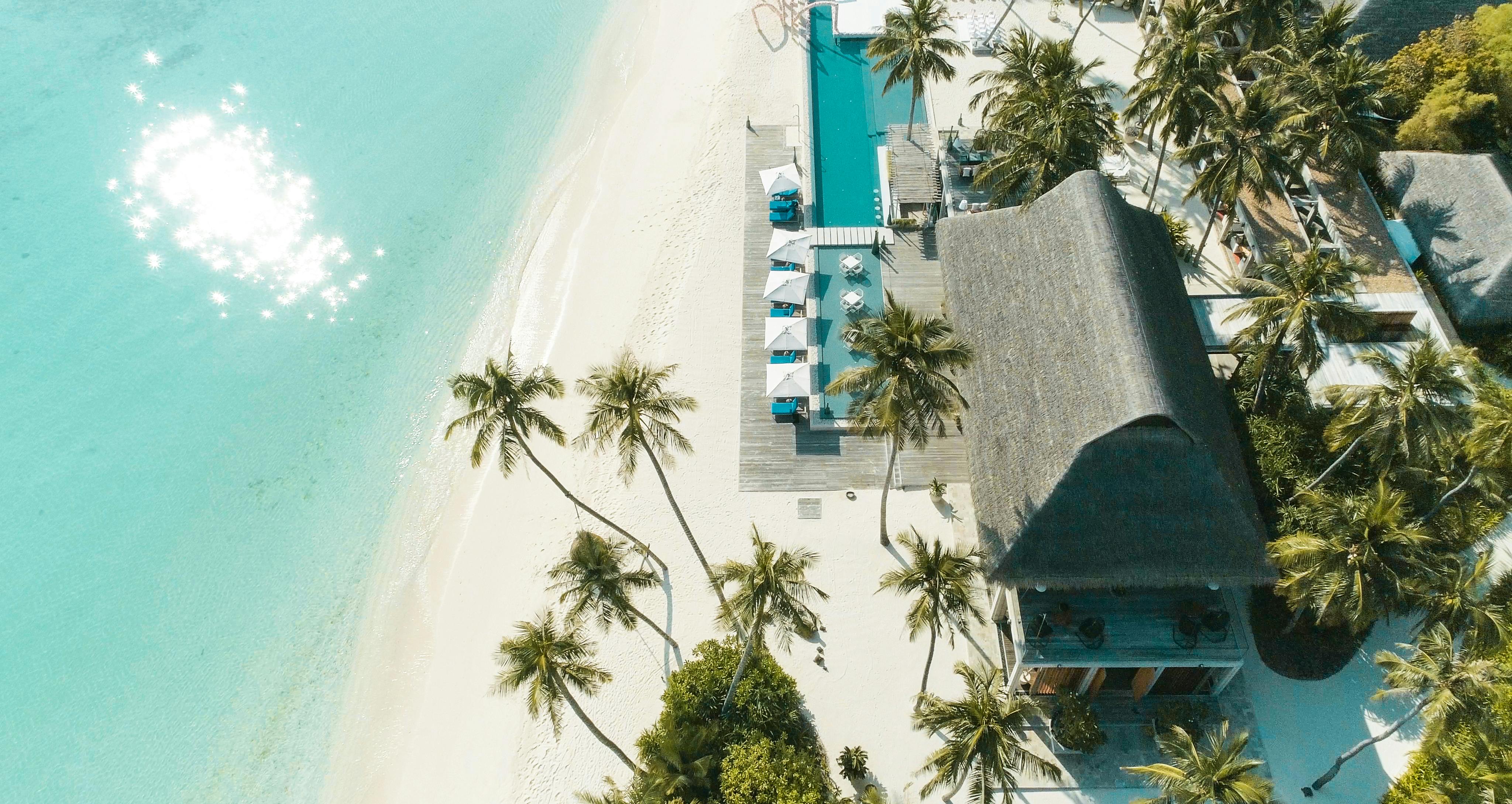 Un complejo turístico frente al mar | Fuente: Pexels