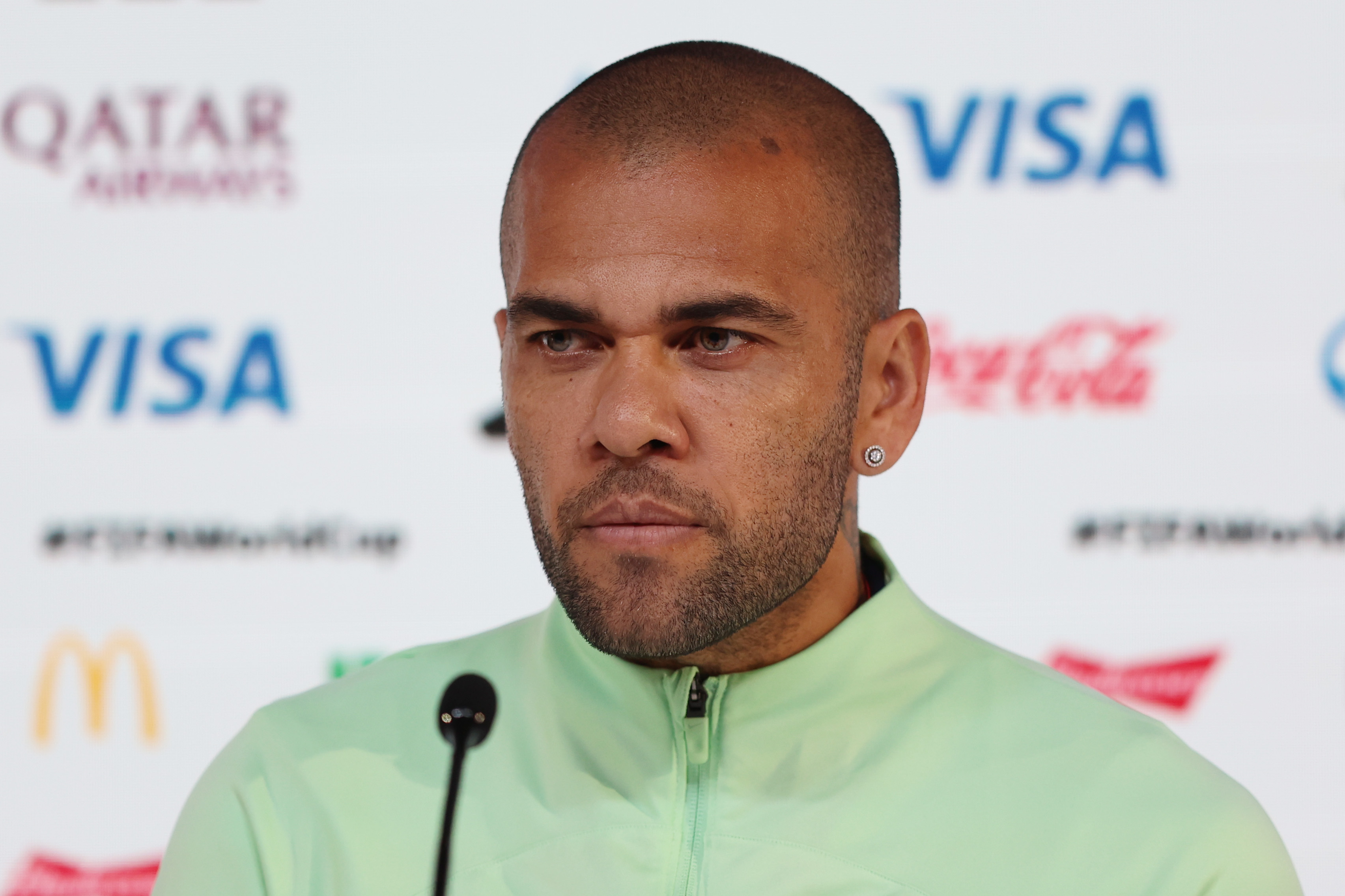 Dani Alves habla durante la rueda de prensa de Brasil en el Centro Principal de Medios de Comunicación el 1 de diciembre de 2022 en Doha, Catar. | Fuente: Getty Images