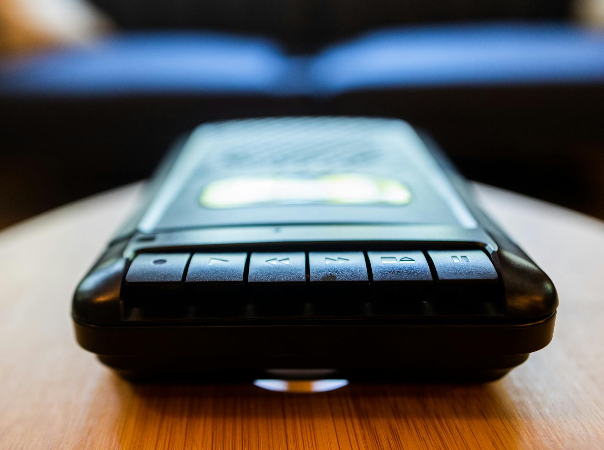 Una grabadora y un reproductor de casetes | Fuente: Pexels