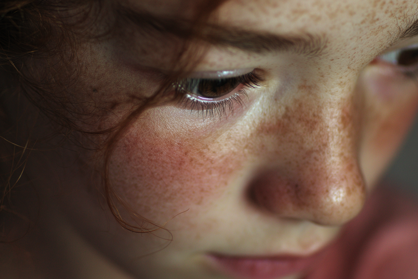 Una chica mirando hacia abajo | Fuente: Midjourney