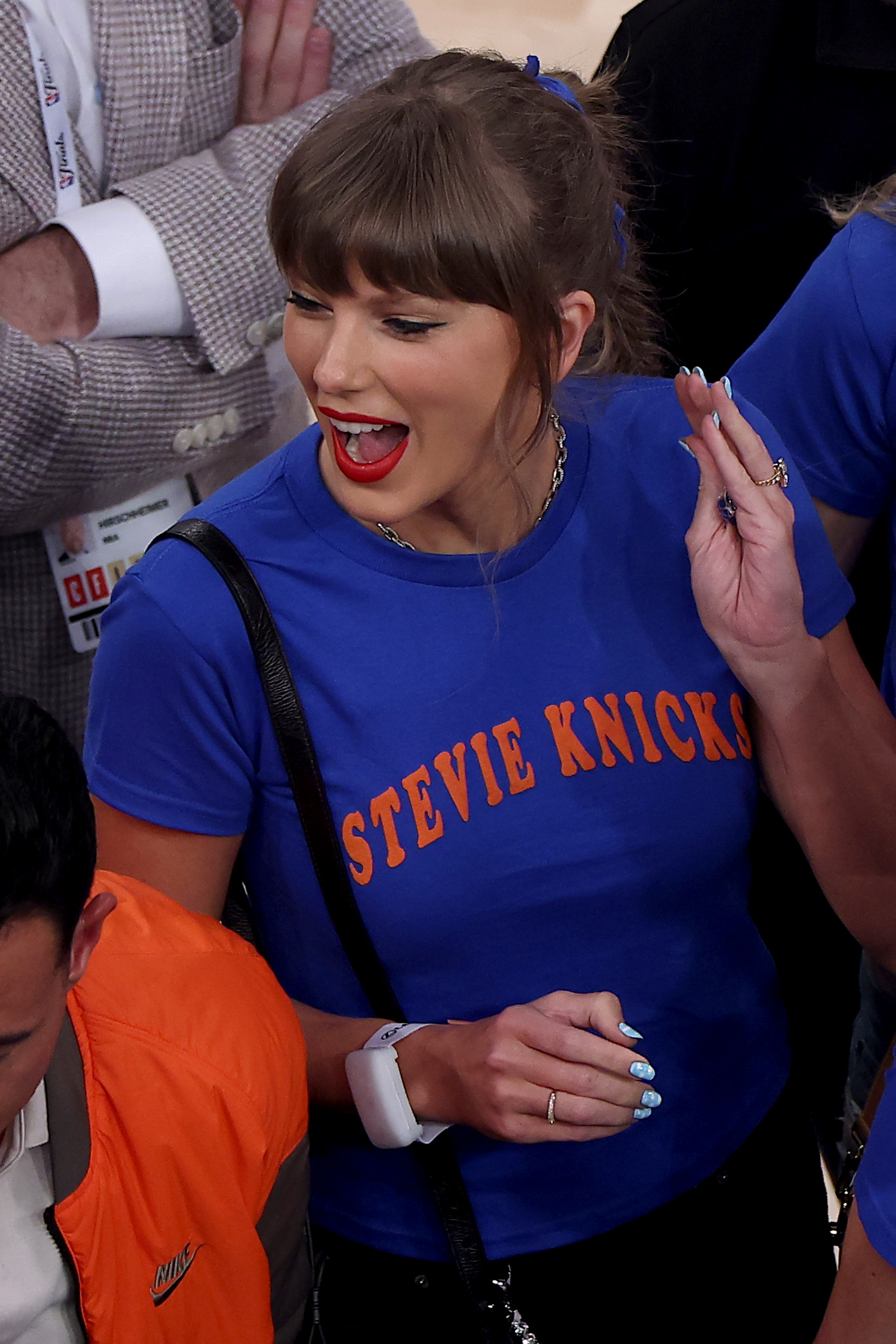 Taylor Swift reacciona antes del cuarto partido de las Finales de la NBA de 2026 en el Madison Square Garden, el 10 de junio de 2026. Su conversación con Tom Cruise meses después hizo que los espectadores se inventaran sus propias teorías para llenar los huecos. | Fuente: Getty Images