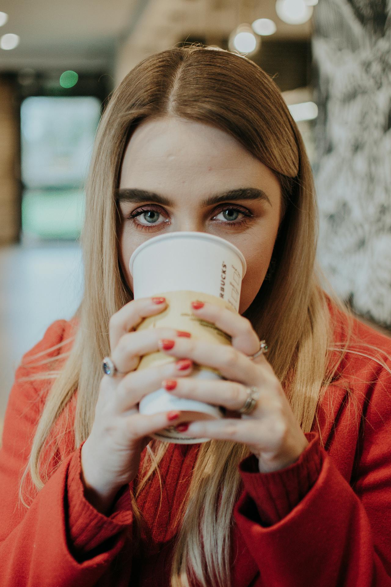 Una mujer bebiendo de un vaso desechable | Fuente: Pexels