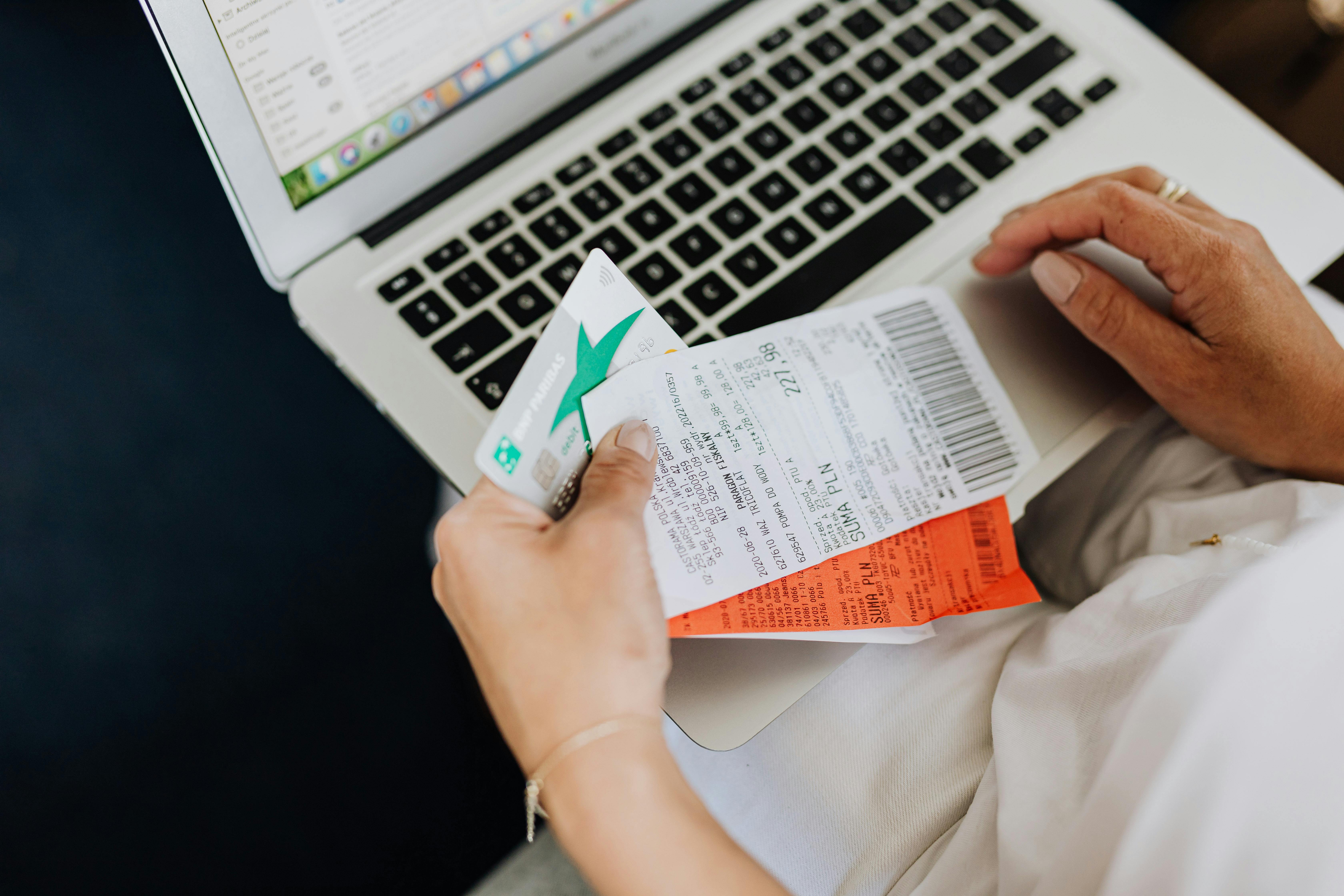 Una mujer con una tarjeta de crédito y recibos | Fuente: Pexels