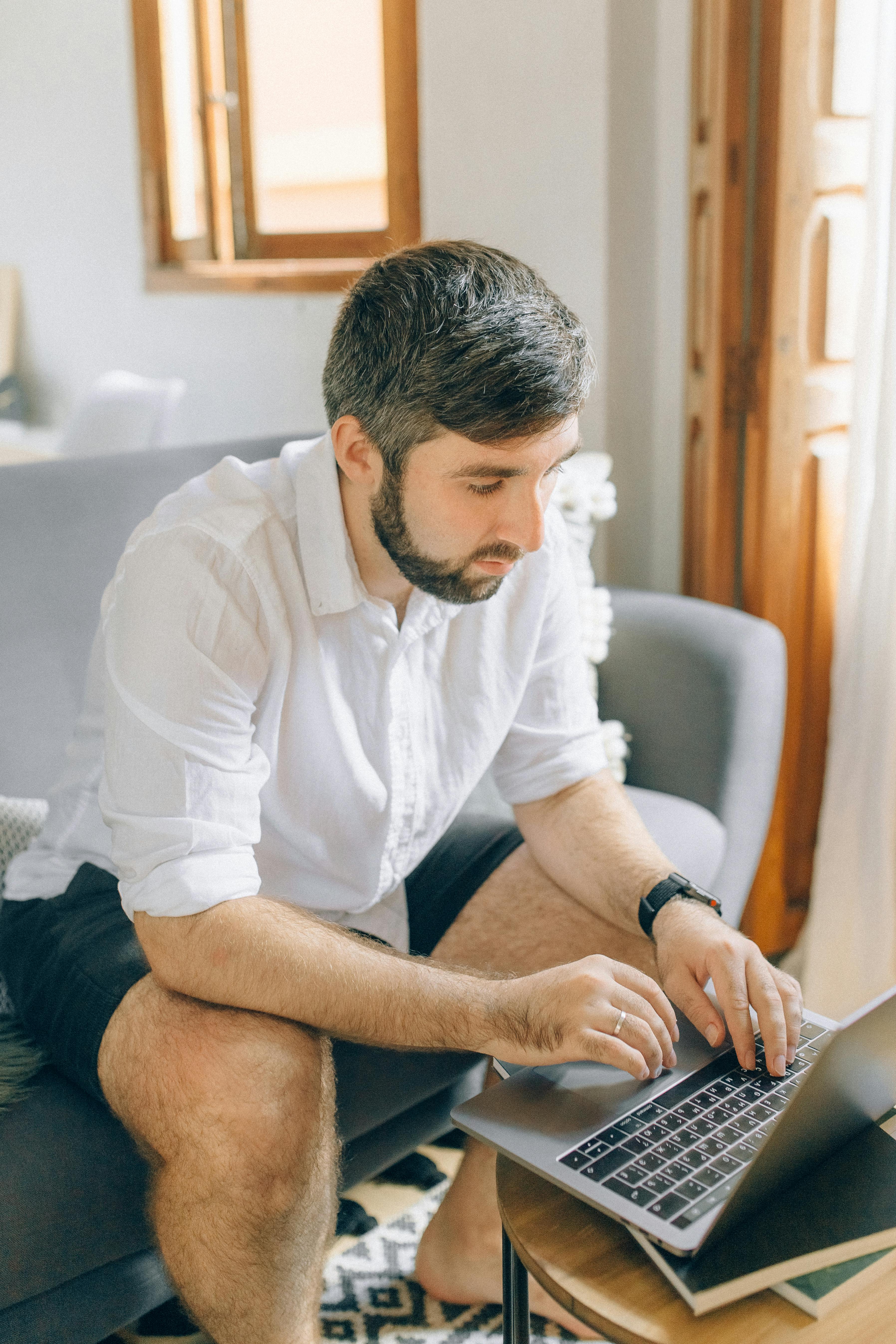 Un hombre usando su portátil | Fuente: Pexels