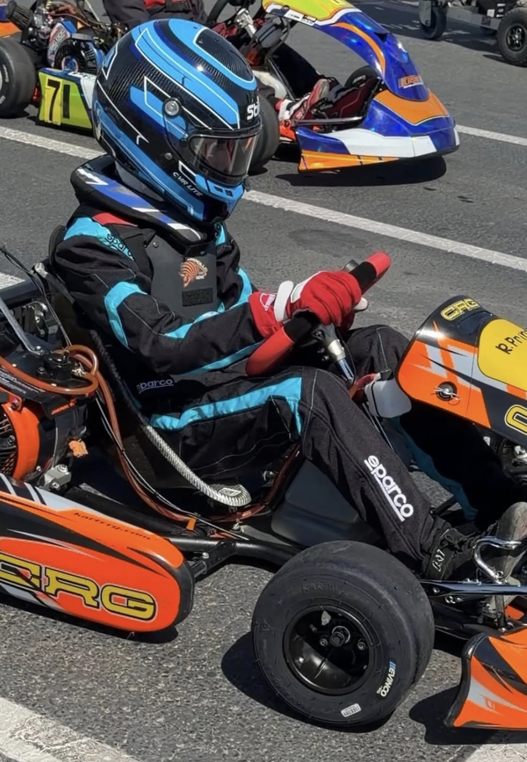 Rocky Prinze estaba sentado al volante de su kart de carreras naranja y negro, con un casco azul y un traje de carreras Sparco. Este chico ha estado documentando su trayectoria en el karting y compartiendo sus avances hacia su sueño de convertirse en piloto de Fórmula 1 en su cuenta de Instagram. | Fuente: Instagram/@rockyprinze