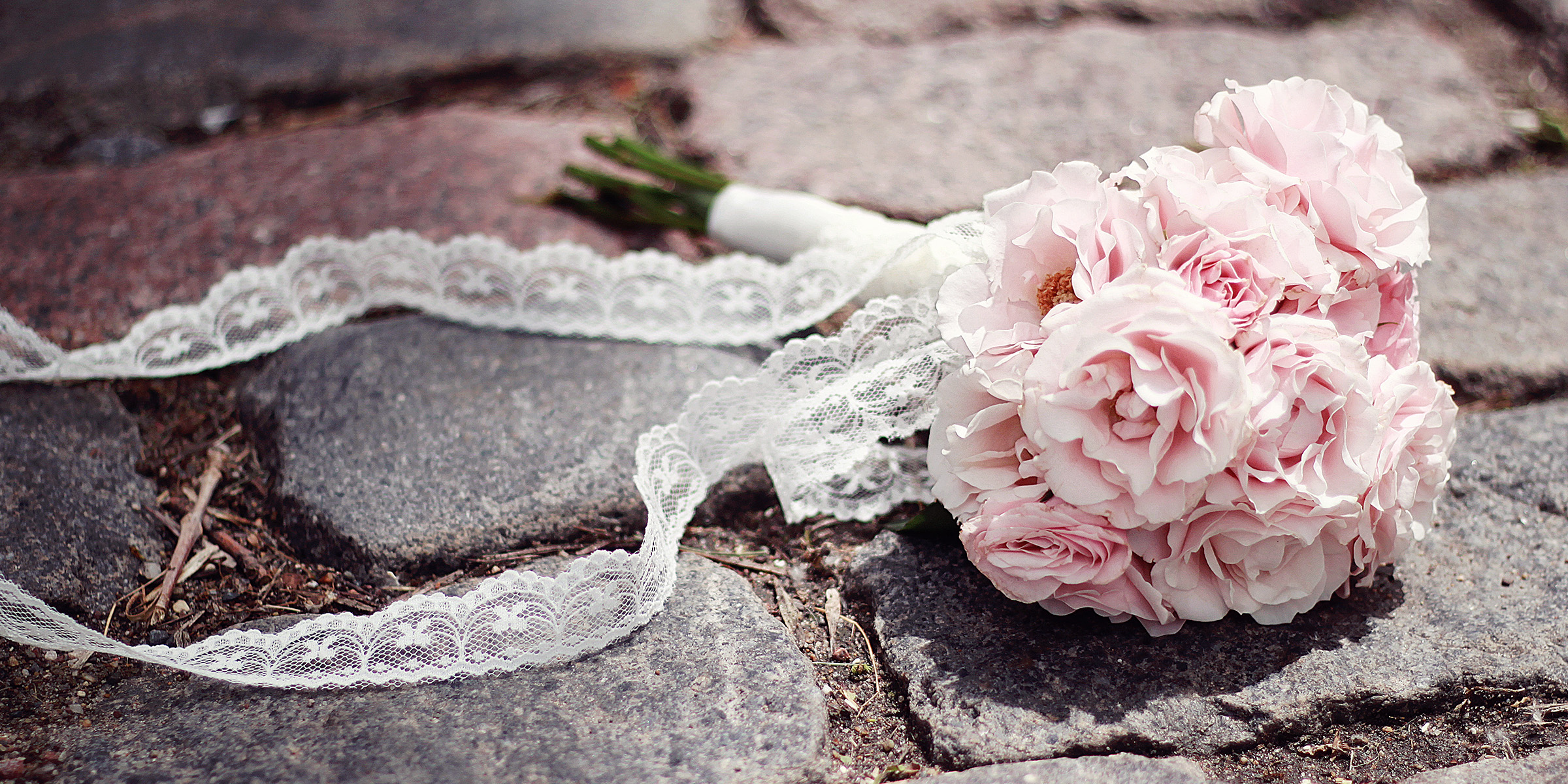 Un ramo de novia en el suelo | Fuente: Shutterstock