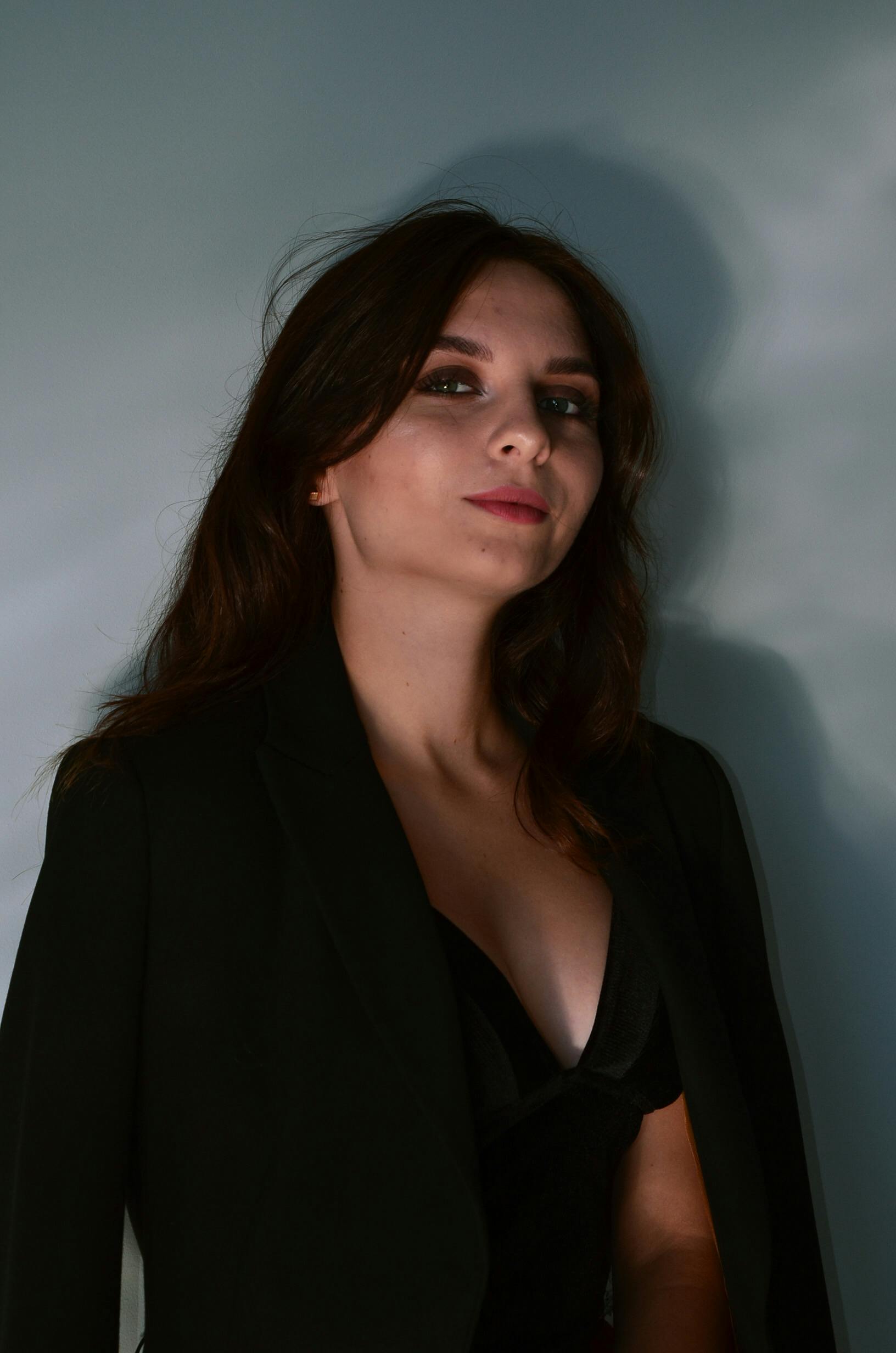 Una mujer seria y decidida | Fuente: Pexels