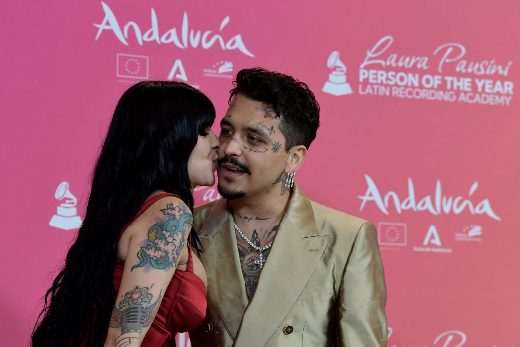 Christian Nodal posa con la rapera argentina Cazzu a su llegada a la ceremonia del premio Persona del Año durante la 24ª Entrega Anual de los Latin Grammy en el Palacio de Exposiciones y Congresos (FIBES) en Sevilla, el 15 de noviembre de 2023. | Foto: Getty Images