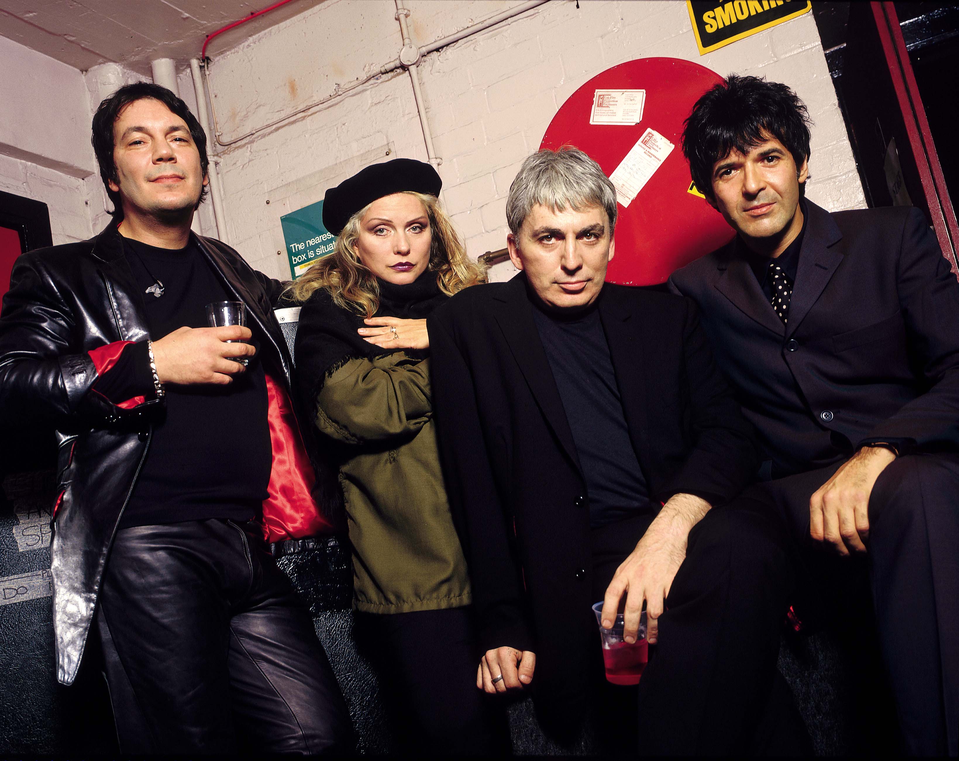 El icono del punk rock fotografiado con su banda en 1998. | Fuente: Getty Images