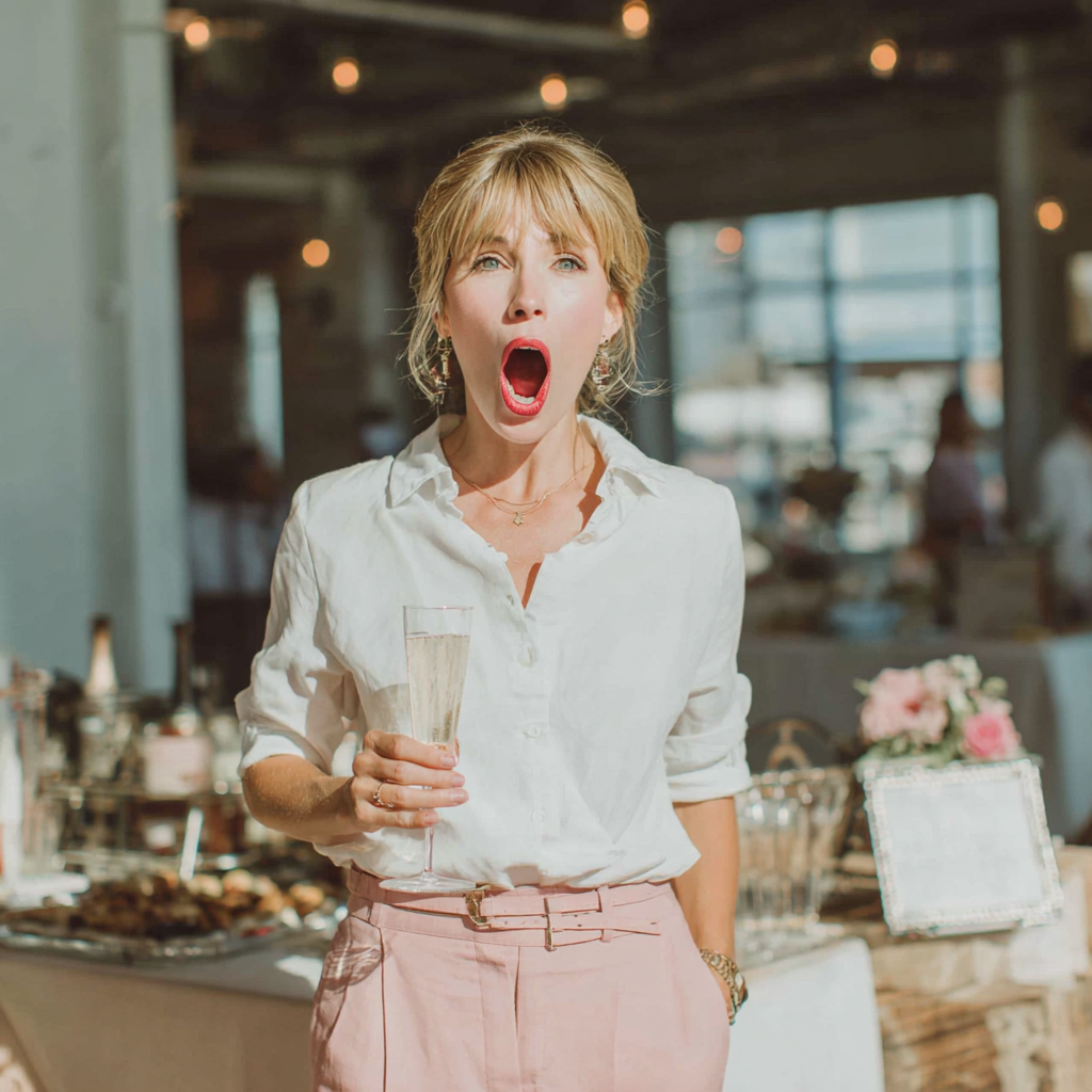 Una mujer conmocionada | Fuente: Midjourney