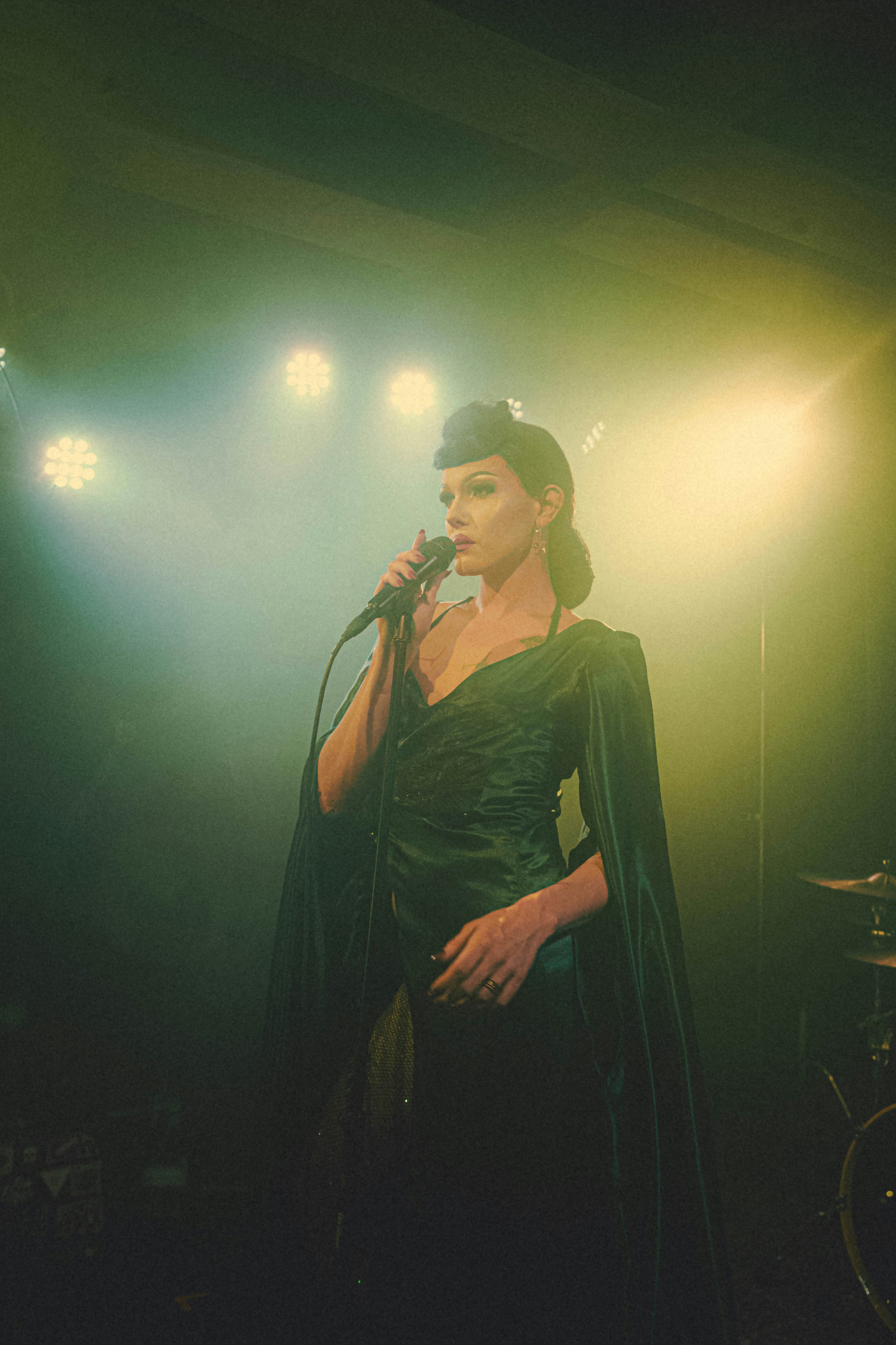 Una mujer seria hablando por un micrófono | Fuente: Unsplash