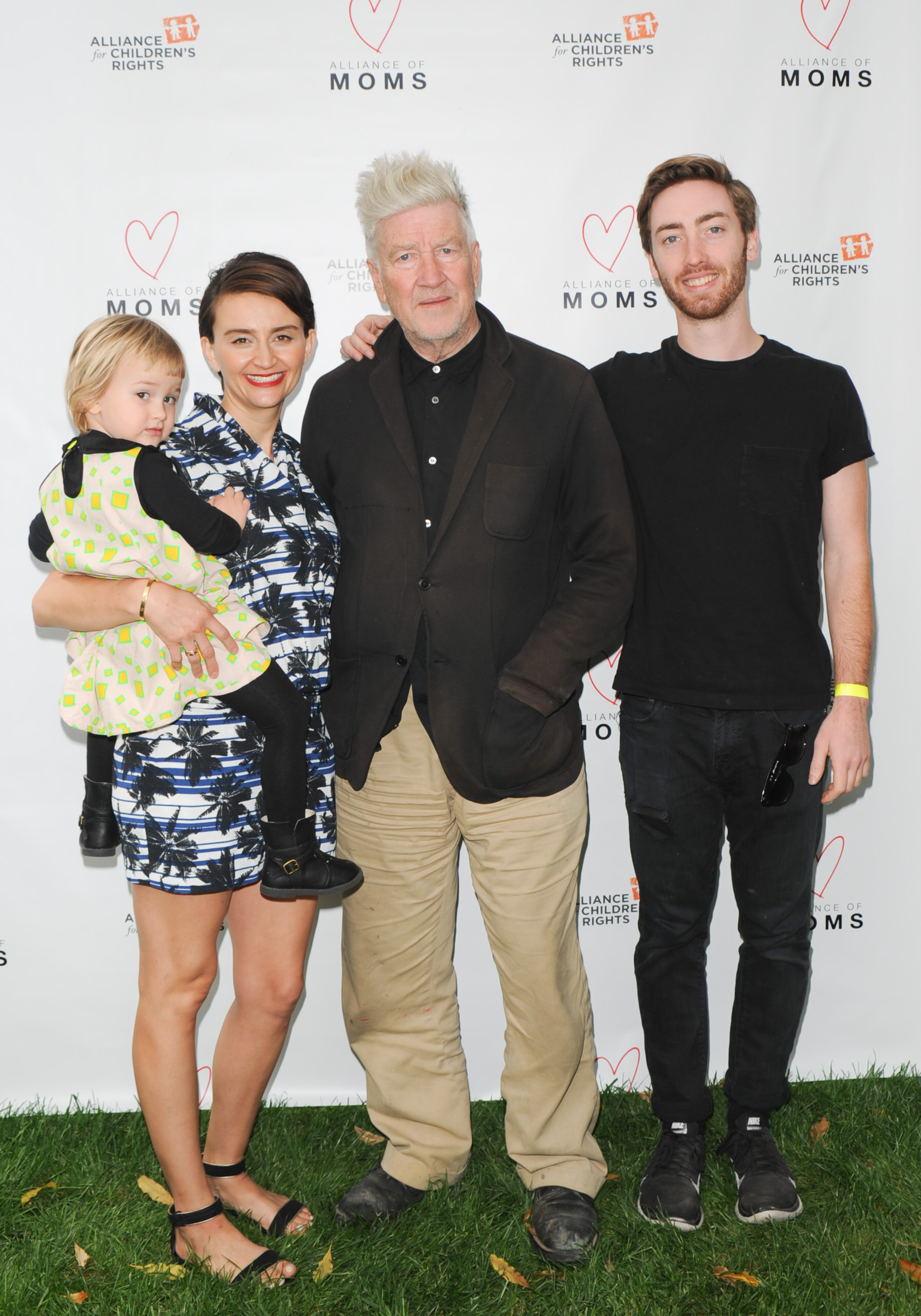 Emily Stofle con David Lynch y su hijo Riley en el evento Alliance of Moms Giant Playdate el 9 de mayo de 2015, en Los Ángeles, California. | Fuente: Getty Images